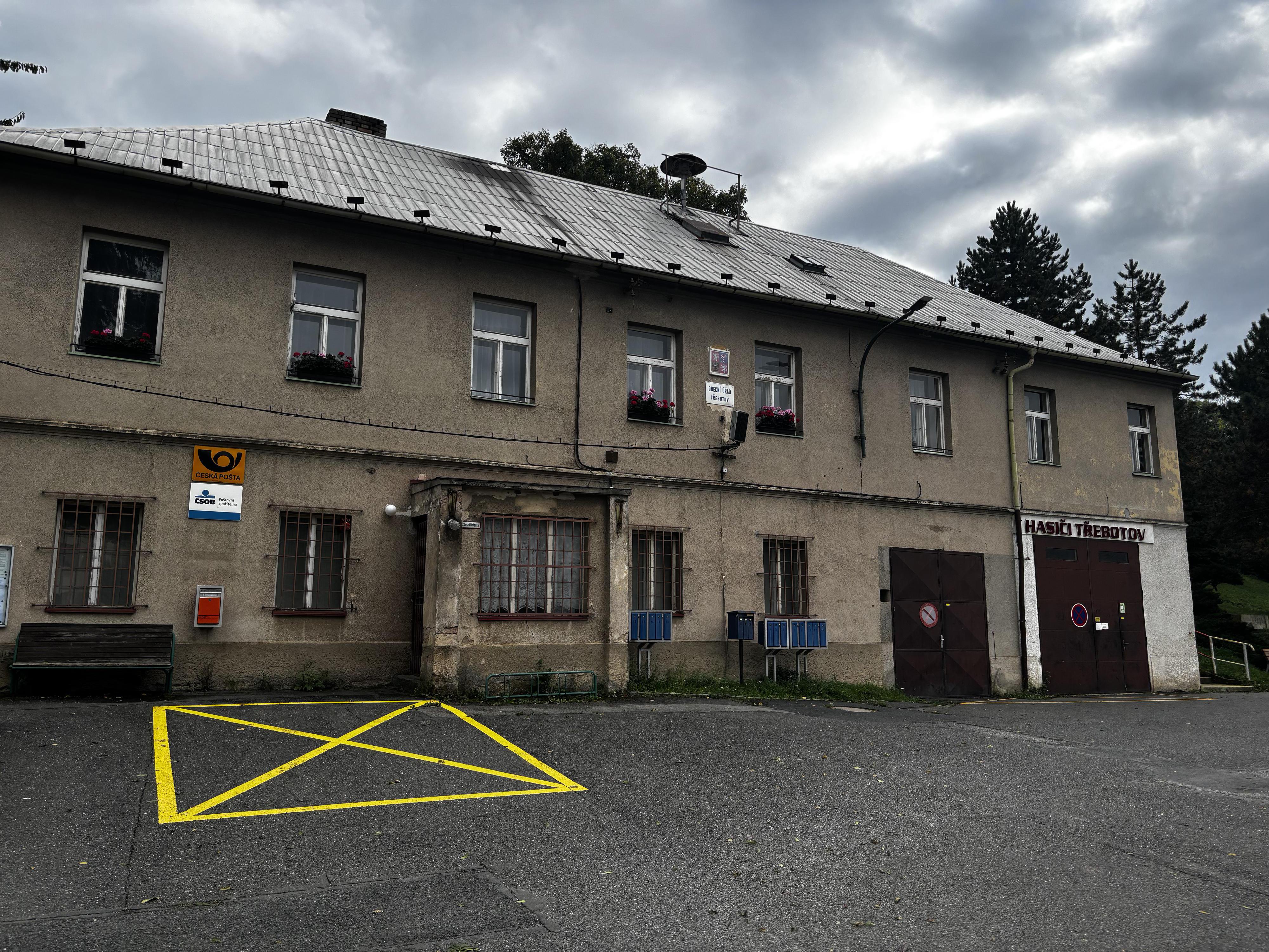 Třebotov - obecní úřad foto 3