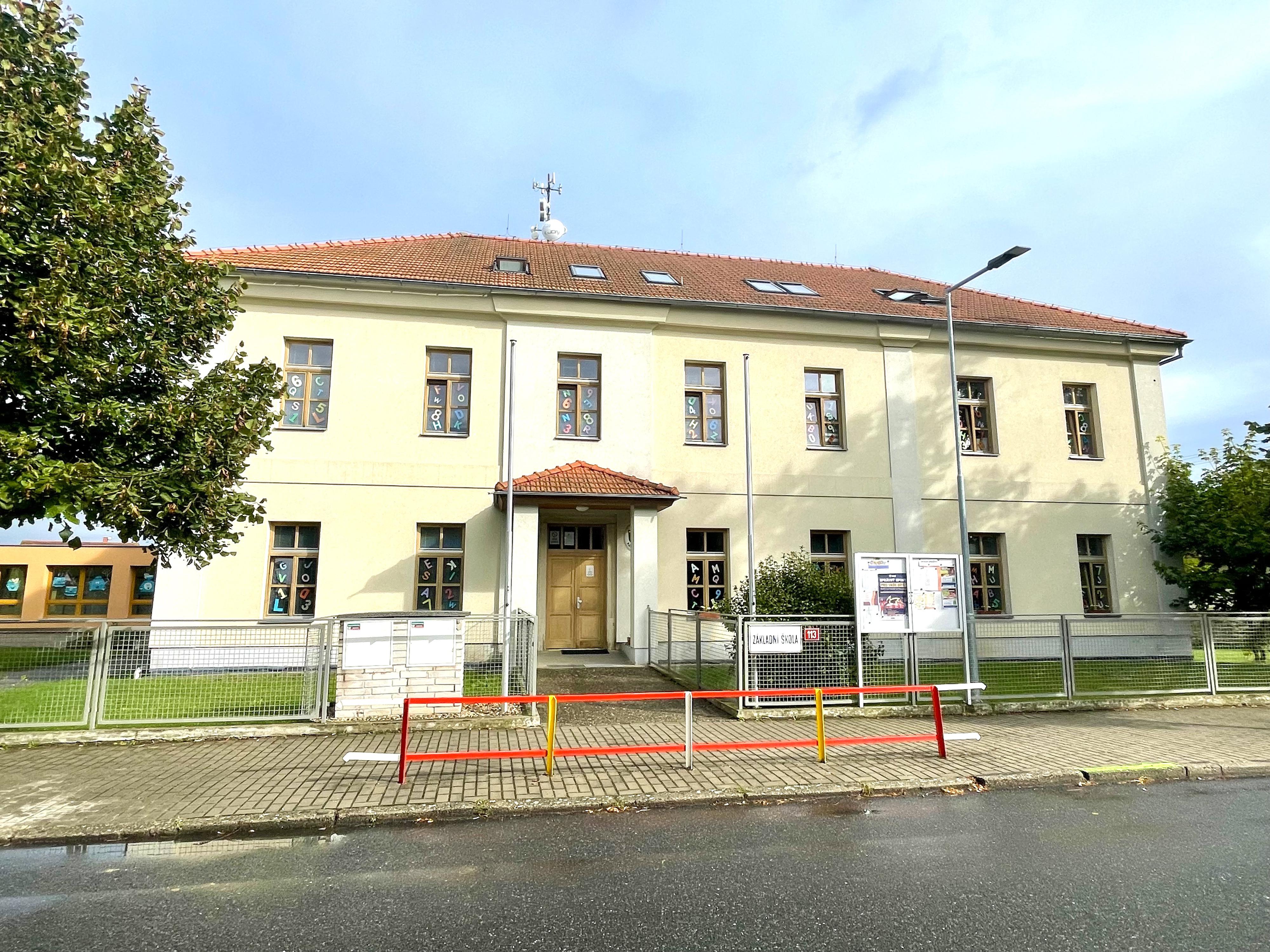 Základní škola a Mateřská škola Krakovany foto 2