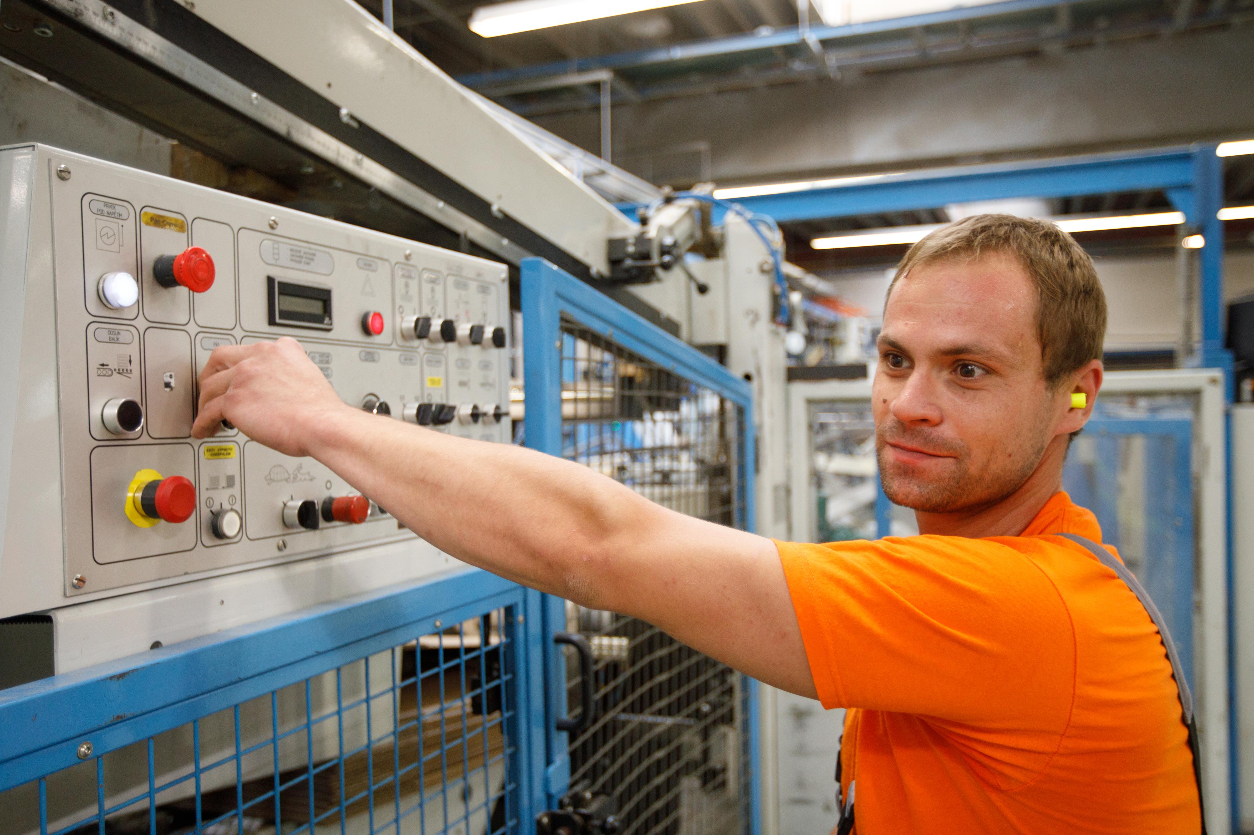 Strojvedoucí, operátor/ka zpracovatelského stroje