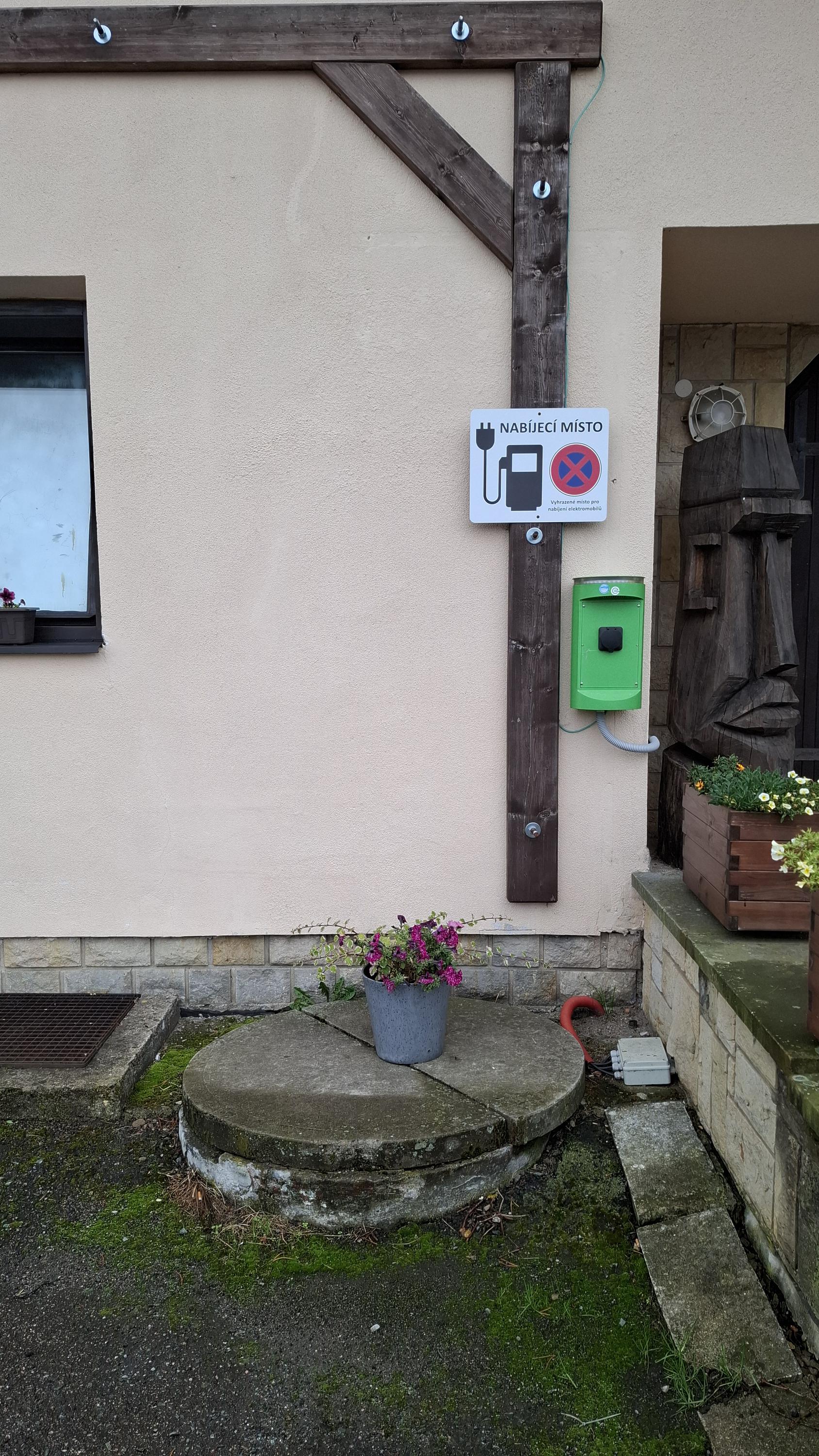 Nabíjecí stanice FIAPO foto 3