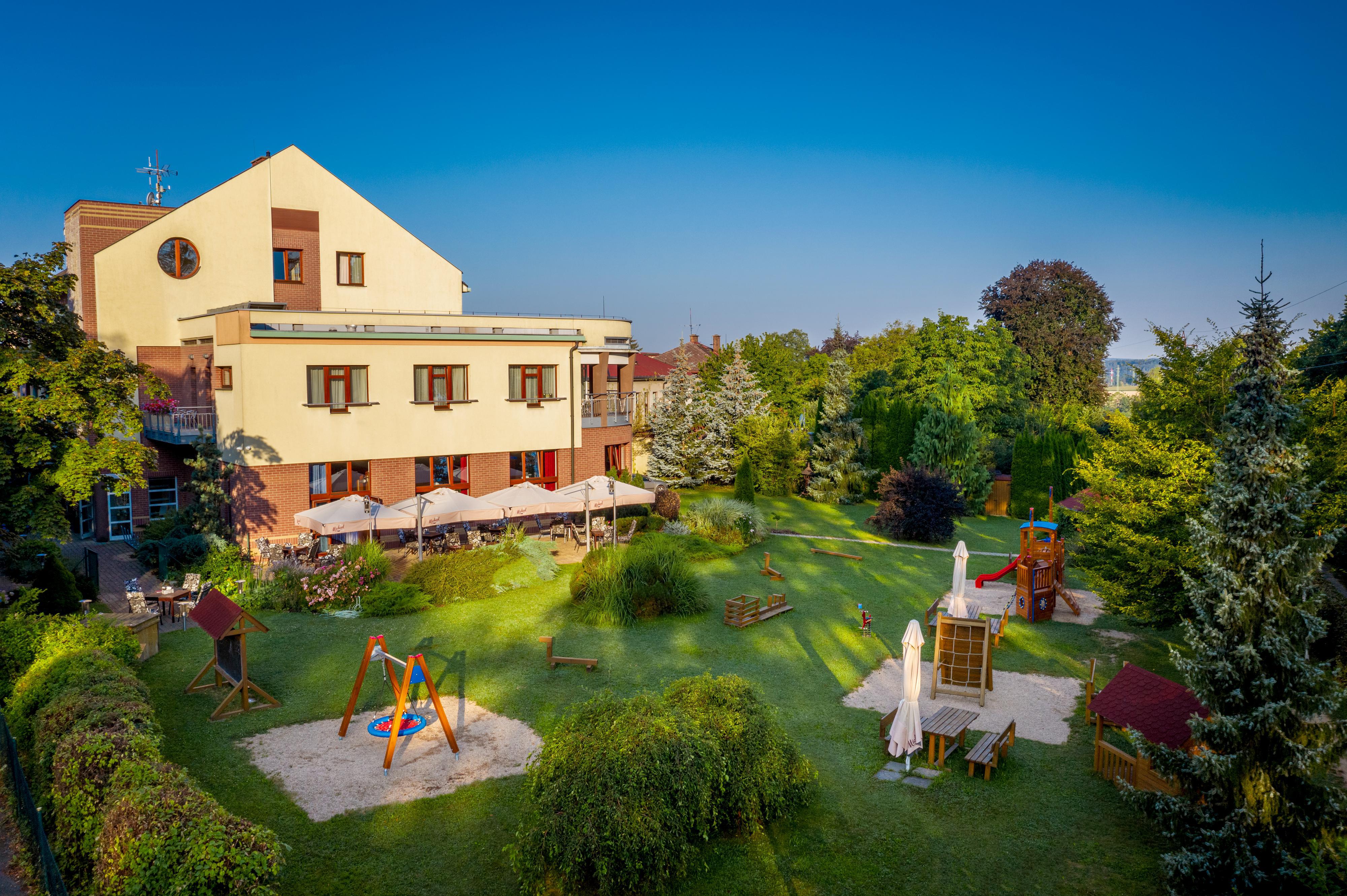 April hotel Panorama