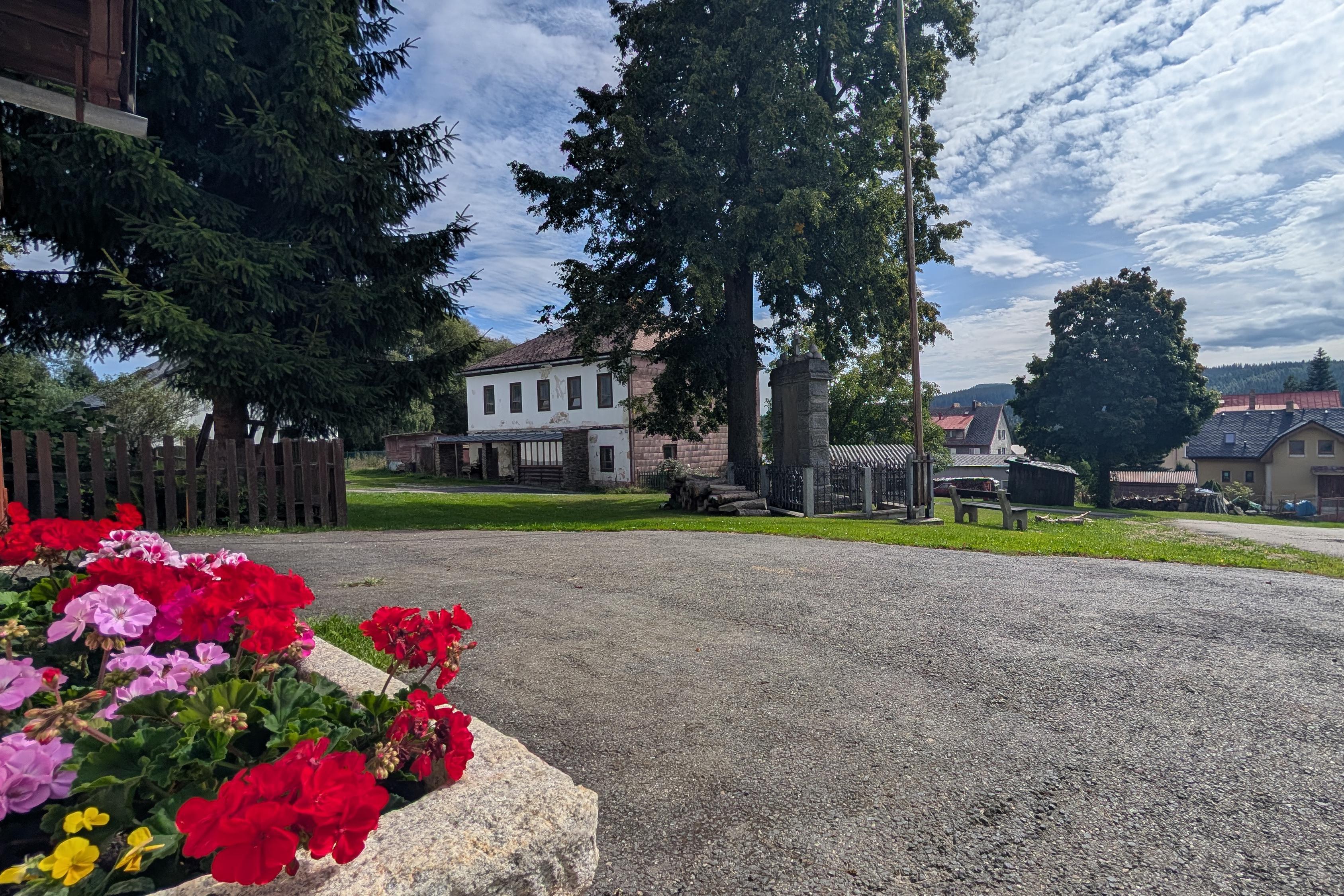 VĚTŠÍ DŮM NA ÚPATÍ KRÁLOVSKÉHO KAMENE-NICOV