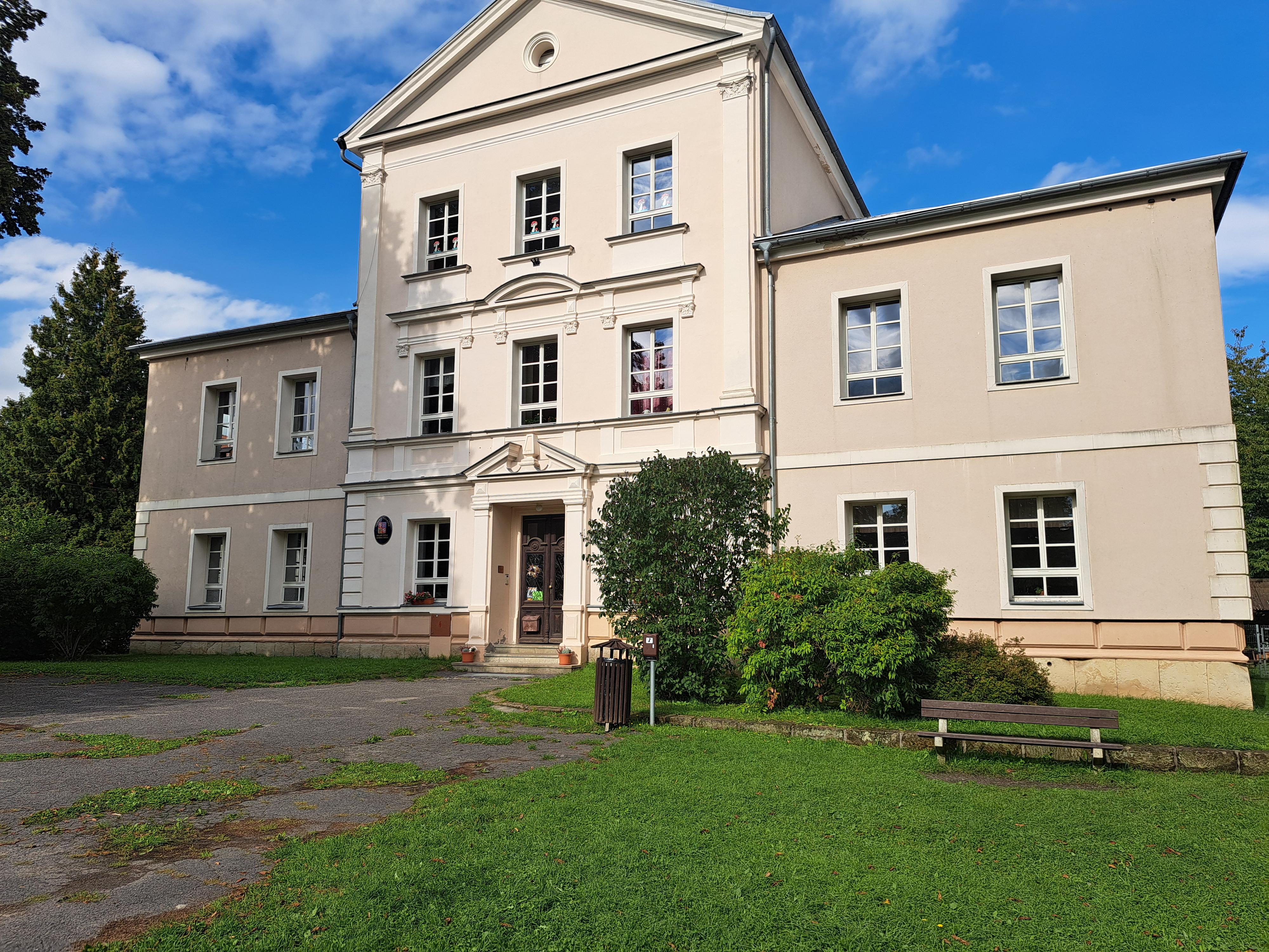 Základní škola a Mateřská škola Sloup v Čechách foto 2