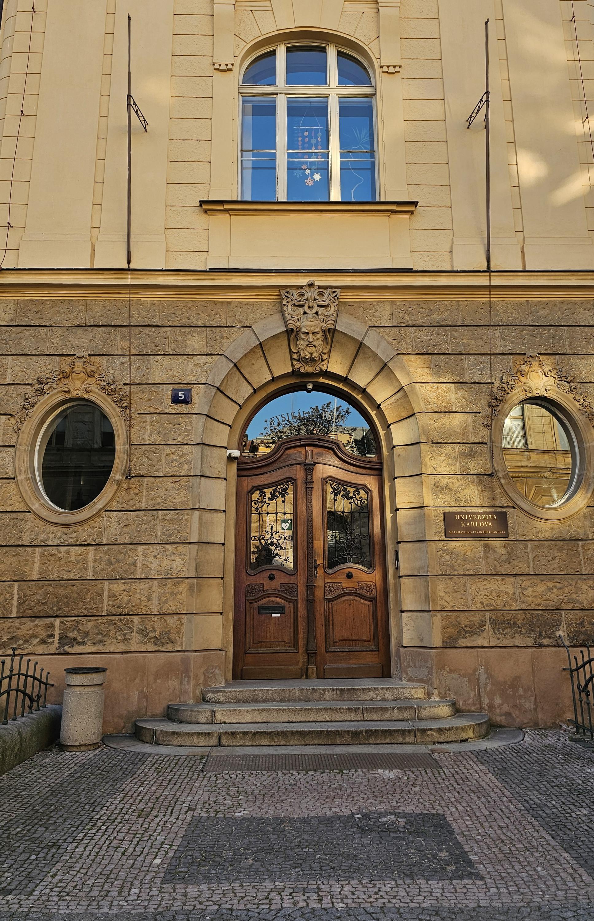 Matematicko-fyzikální fakulta - Univerzita Karlova foto 3