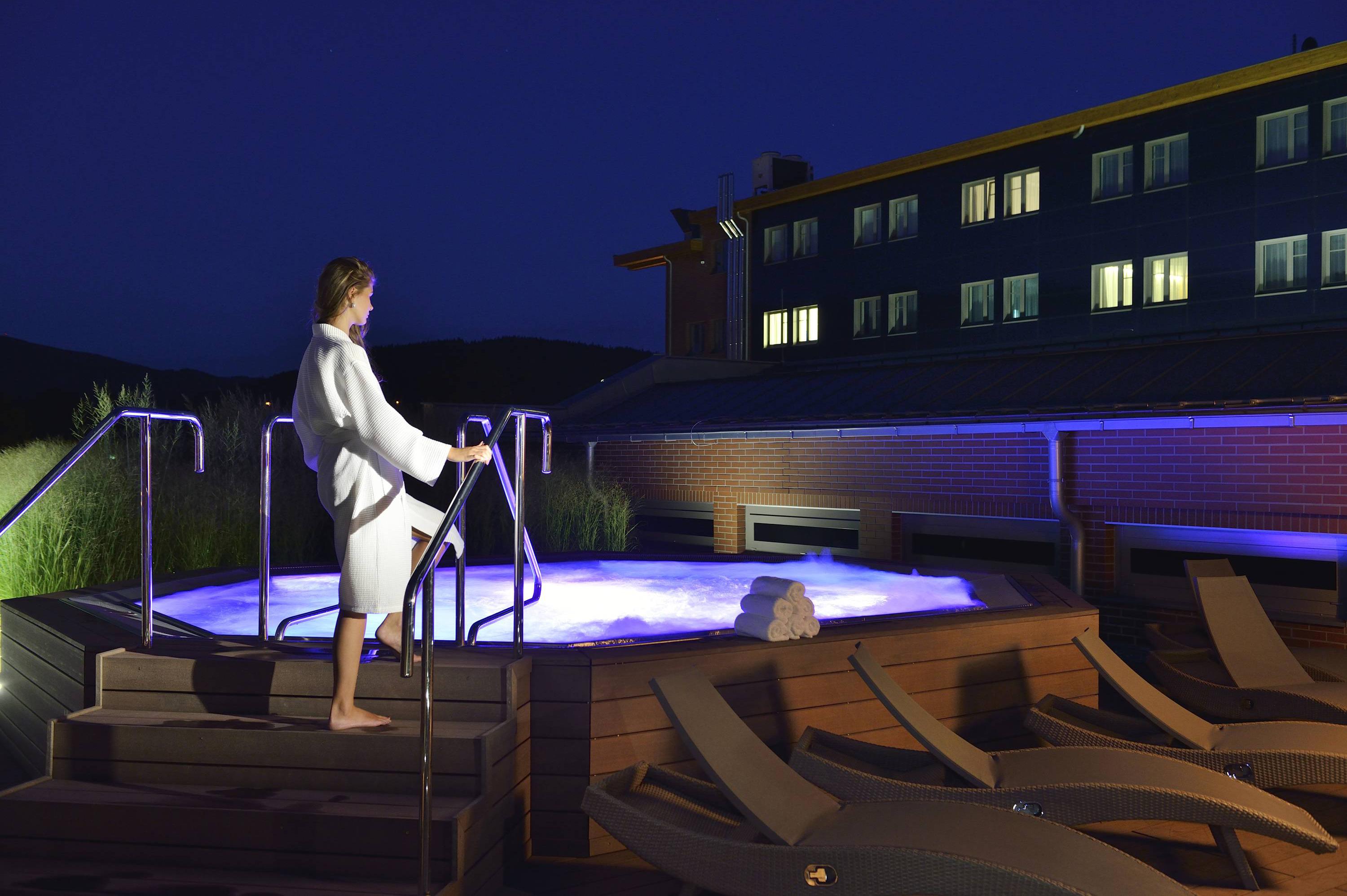 Noční relaxace pod hvězdami ve střešním whirlpoolu