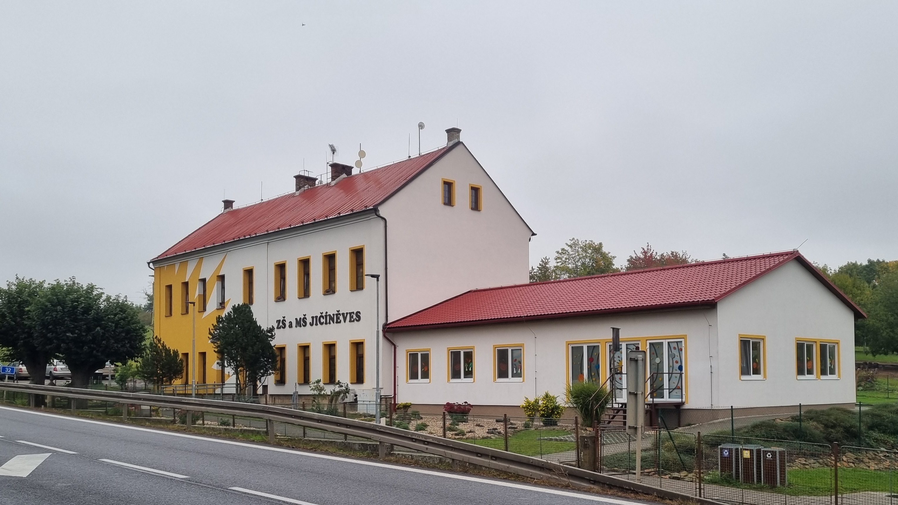 Základní škola a Mateřská škola, Jičíněves foto 2