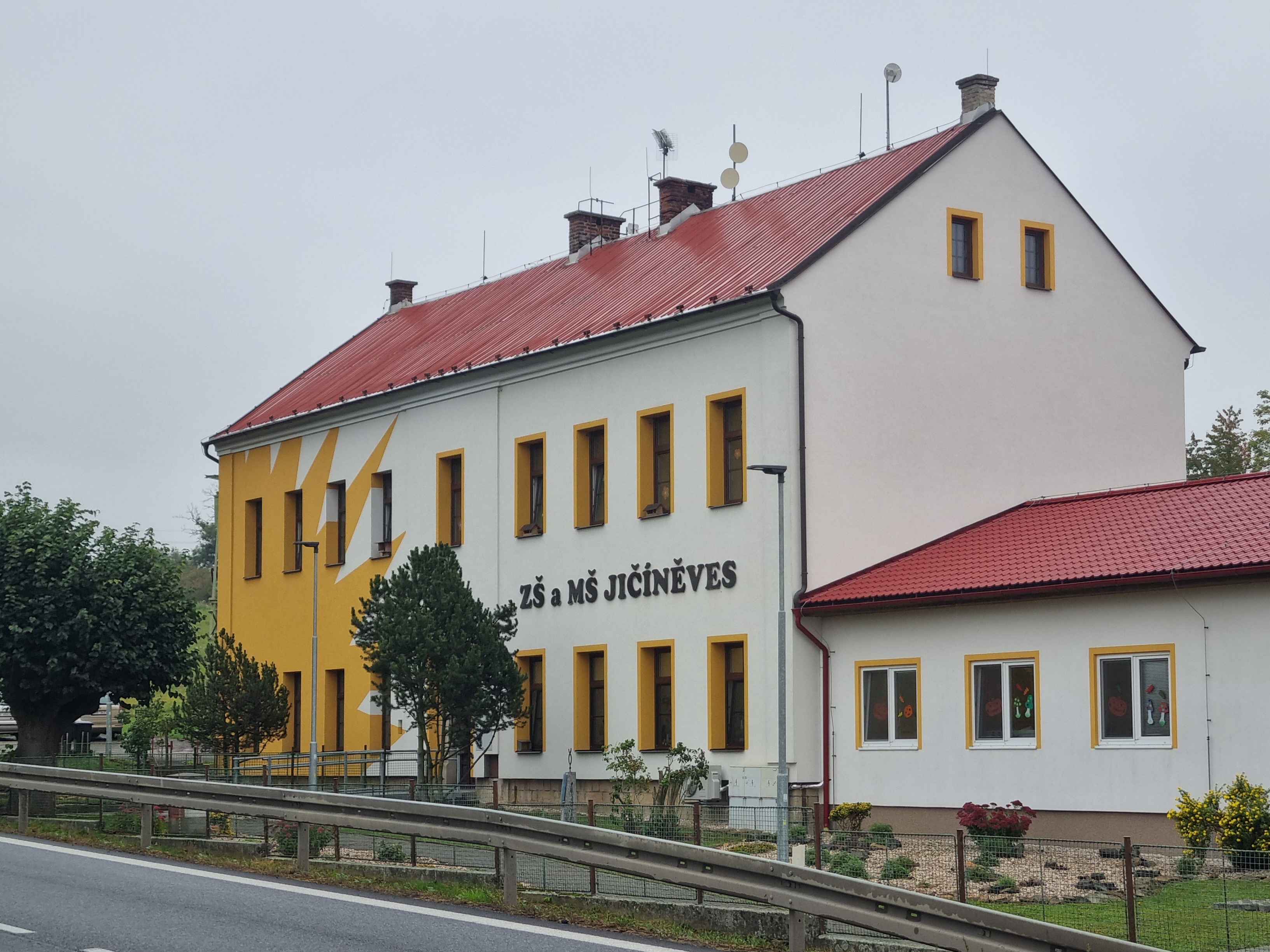 Základní škola a Mateřská škola, Jičíněves foto 4