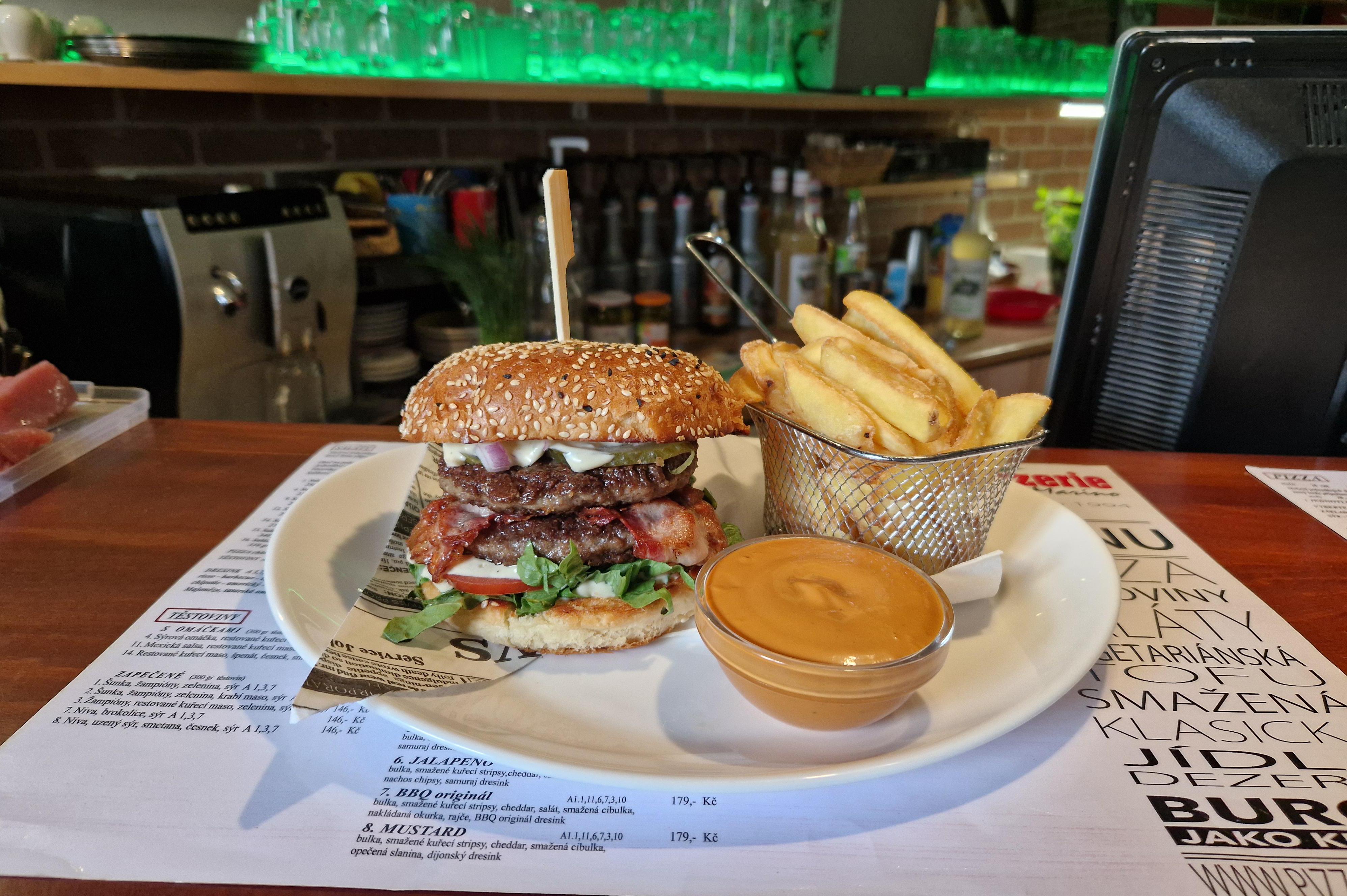 Ochutnej legendu mezi burgery BURGRY JAKO KRÁVA ↓