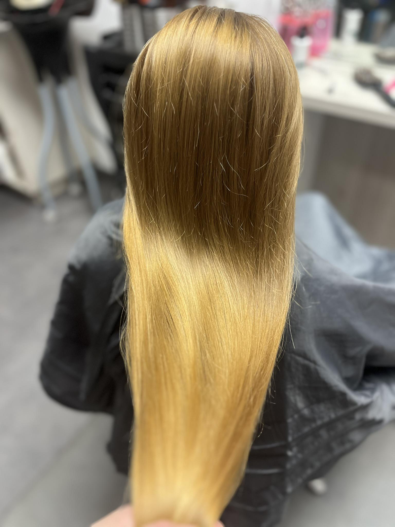 Barvení a stříhání vlasů s foukanou