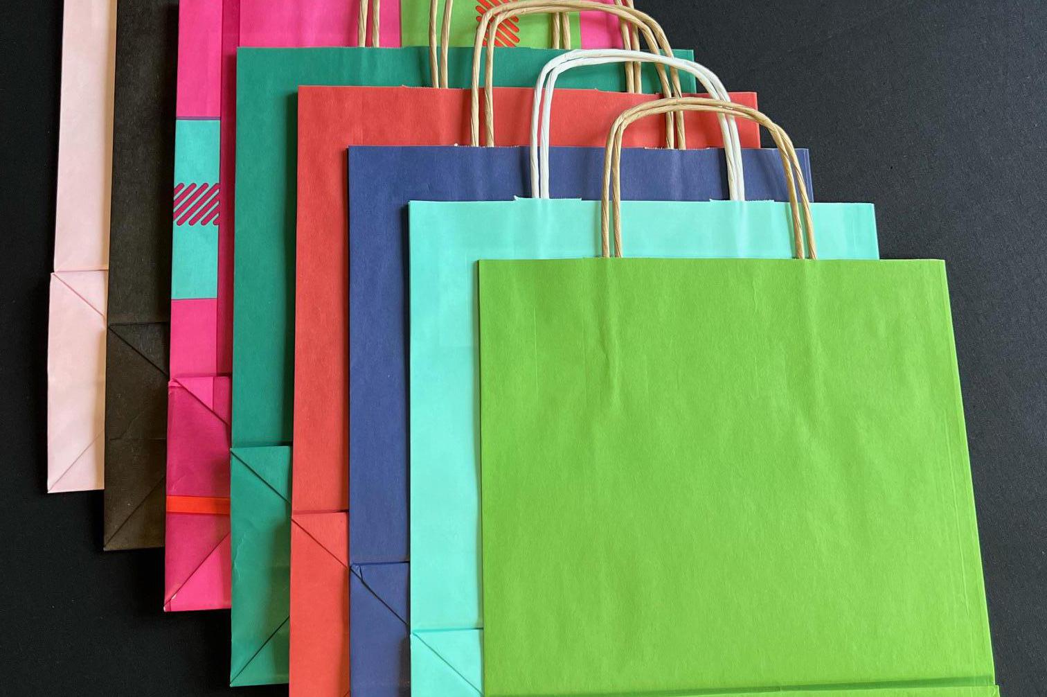 Barevné papírové tašky