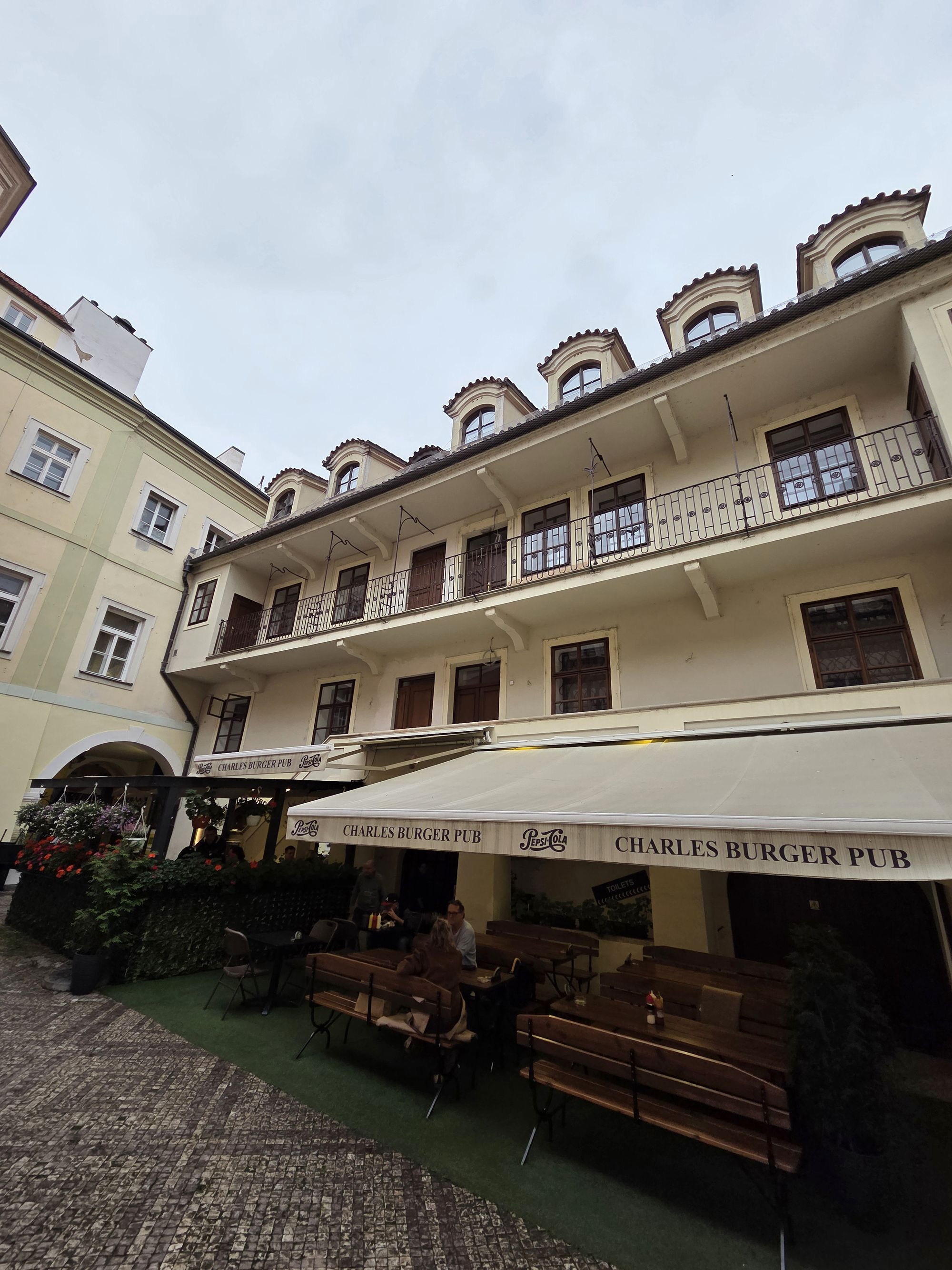 Charles Burger Pub foto 2