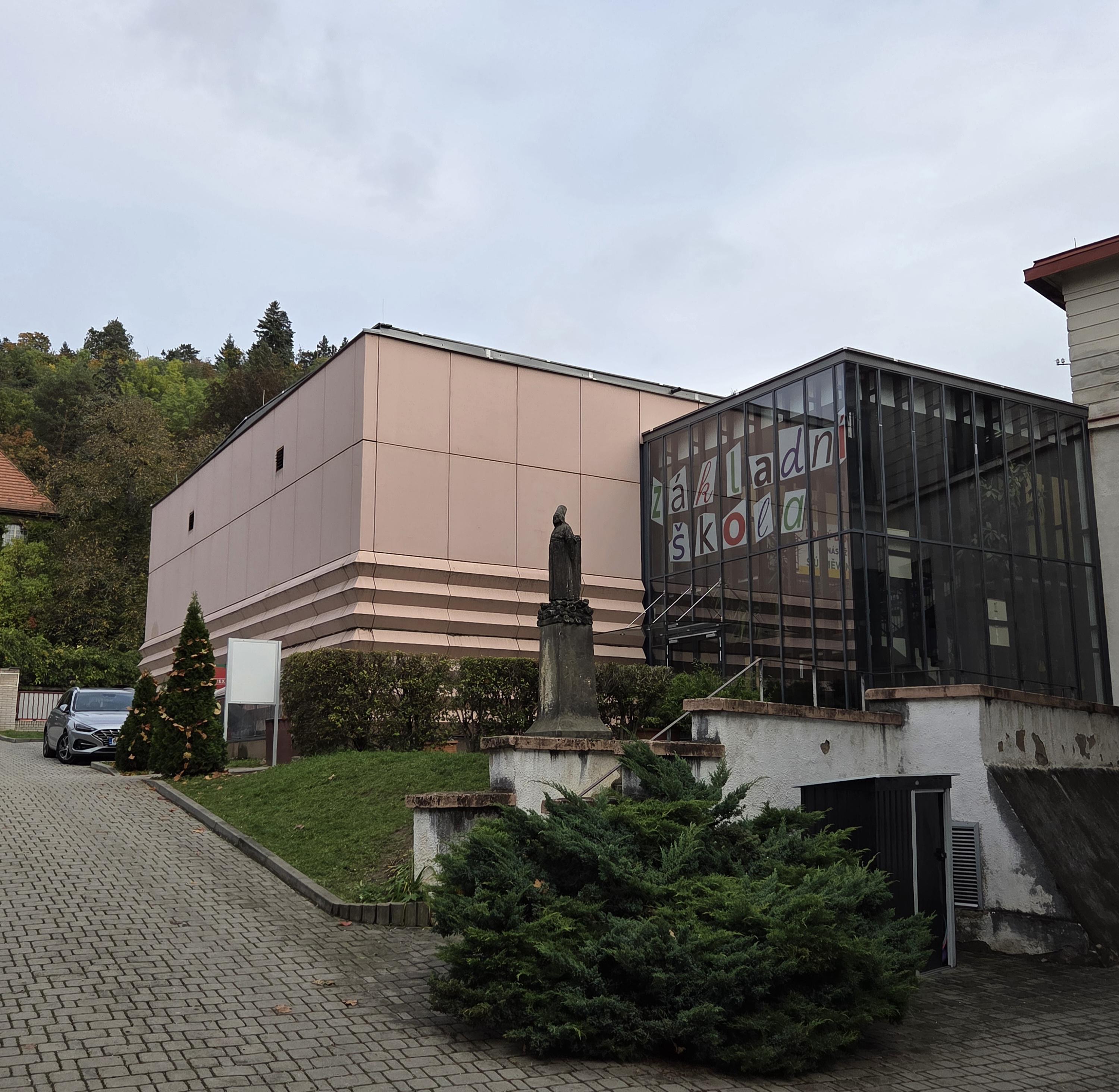 Základní škola, Praha 7, Trojská 110 foto 3