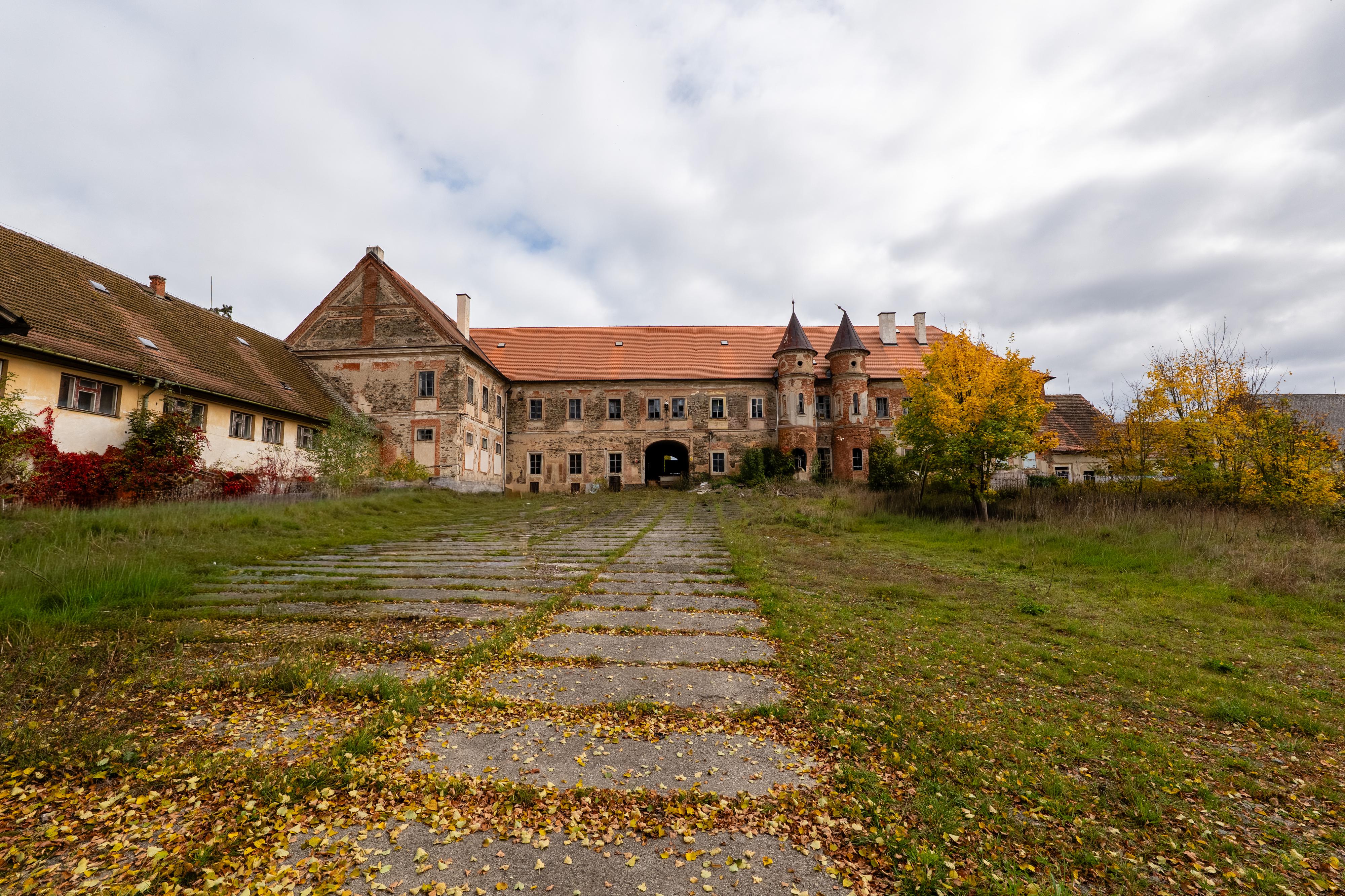 ZÁMEK KRUKANICE – KLENOT, KTERÝ ČEKÁ NA PROBUZENÍ