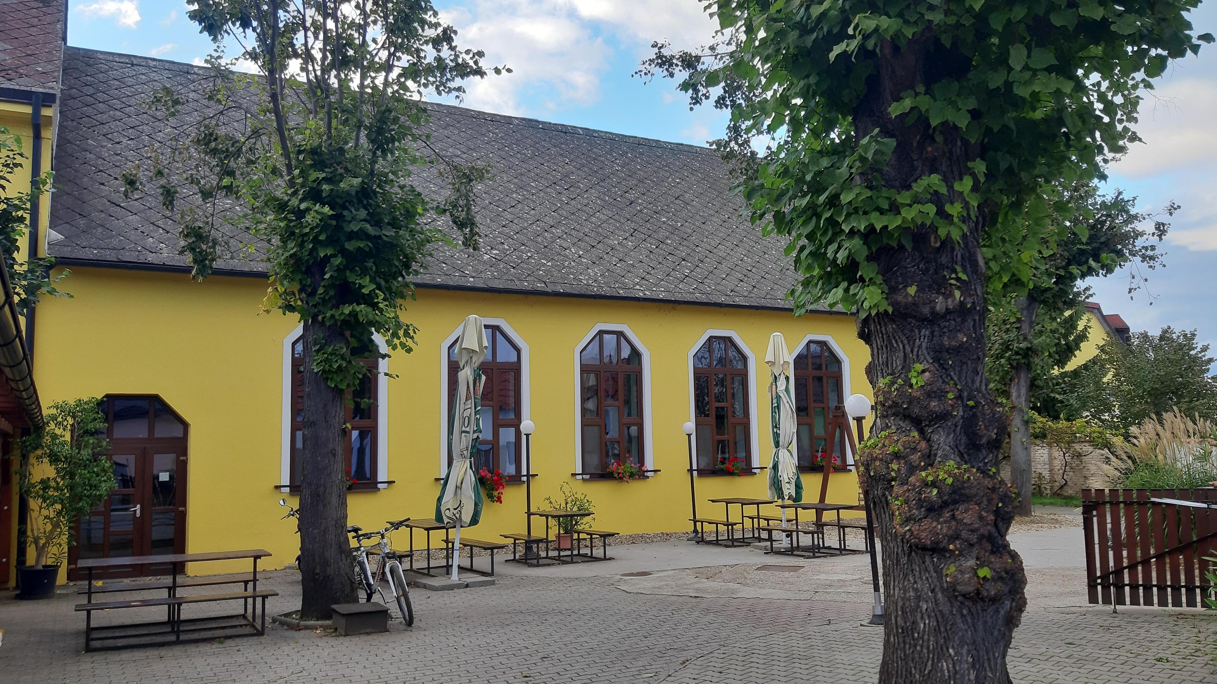 Restaurace a sál Pod lipami foto 6