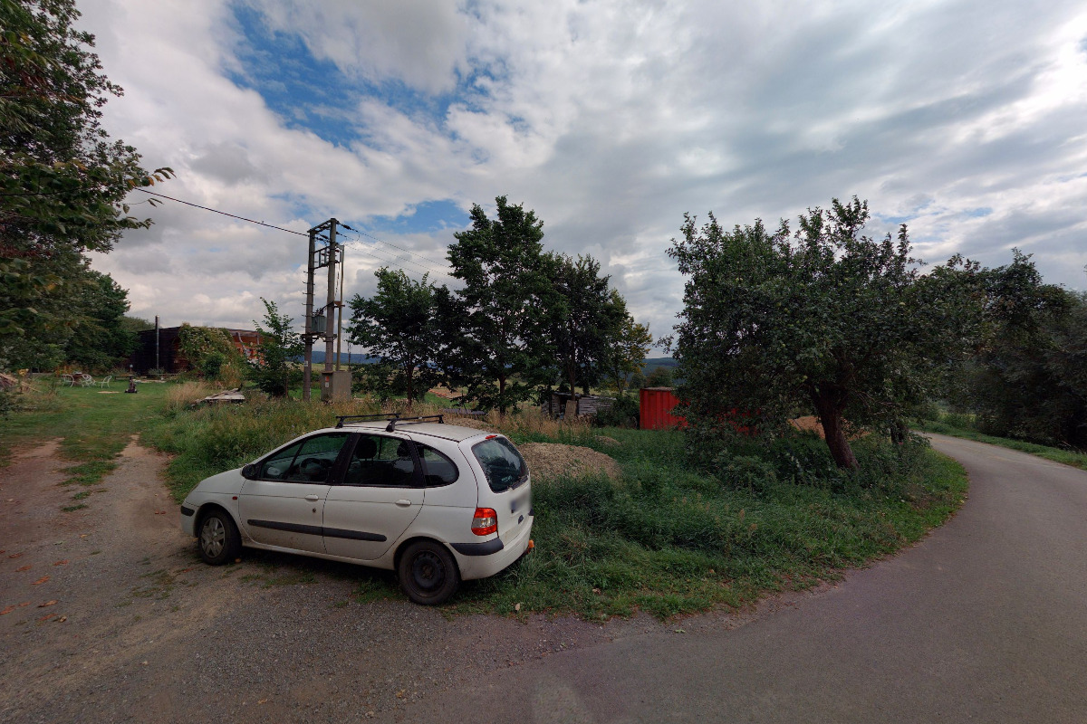 Posezení pod jabloní