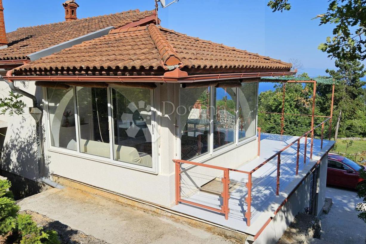 Dům s panoramatickým výhledem na moře a pozemkem!