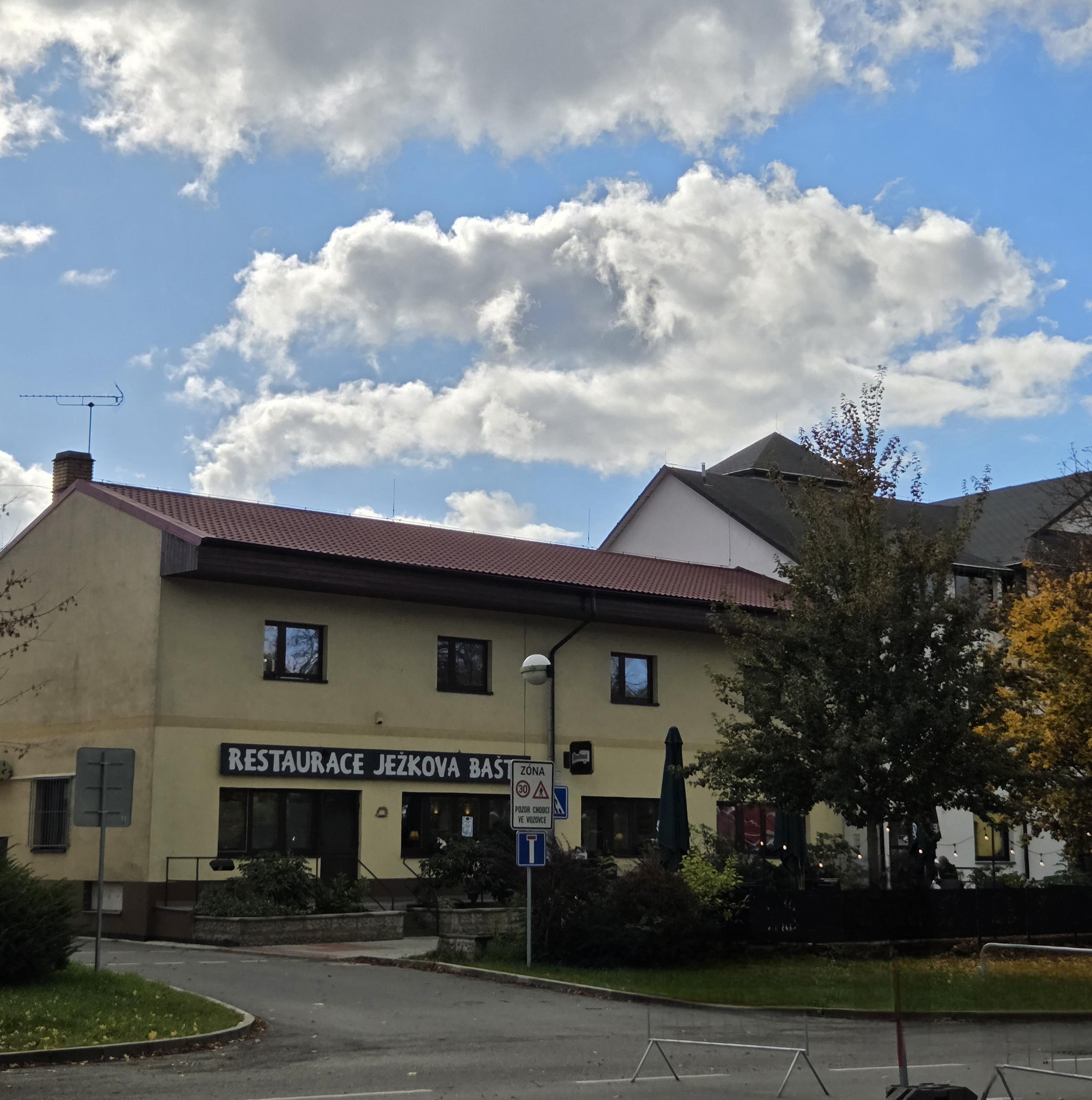 Restaurace Ježkova Bašta foto 4