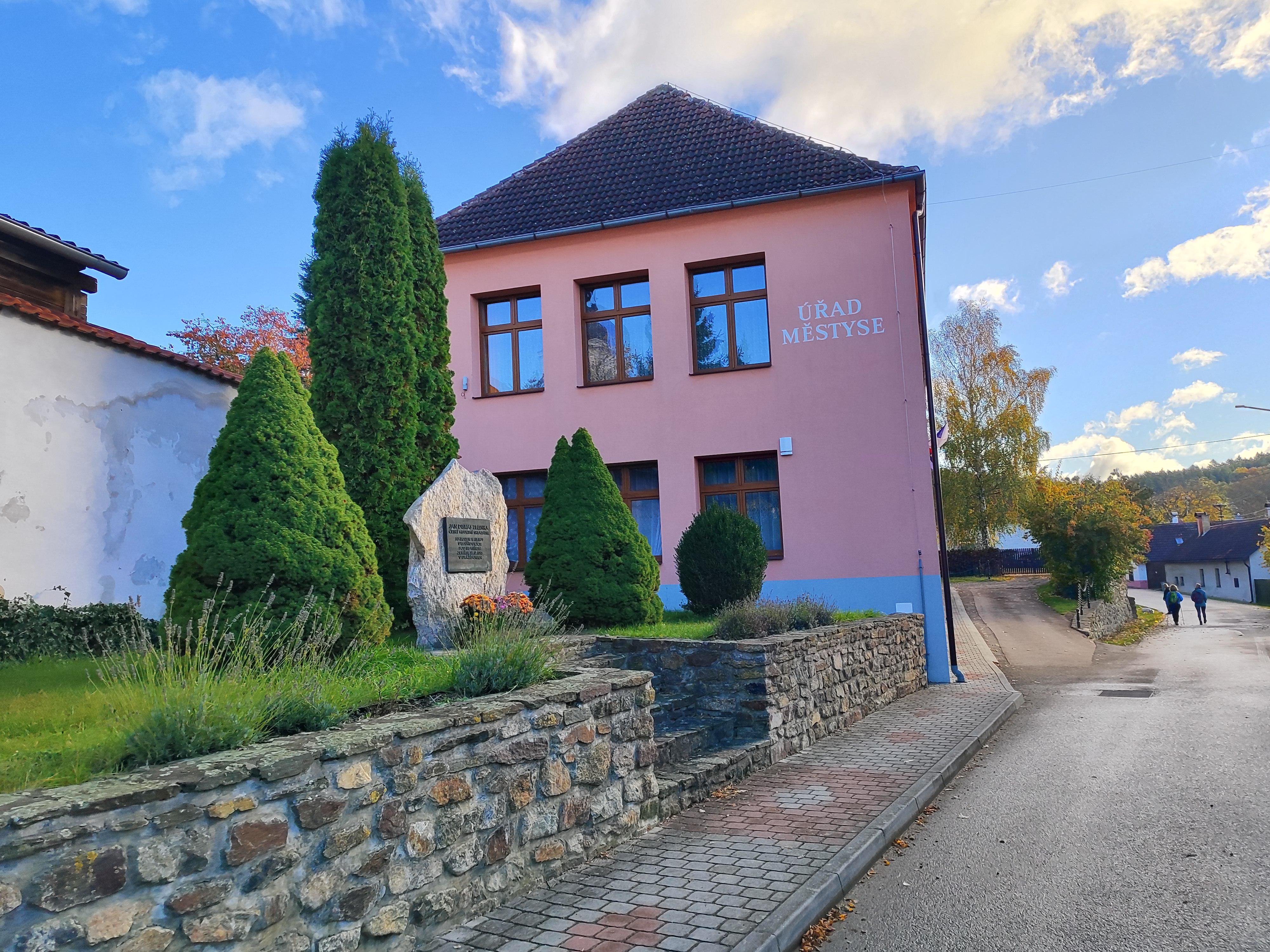Louňovice pod Blaníkem - úřad městyse foto 2