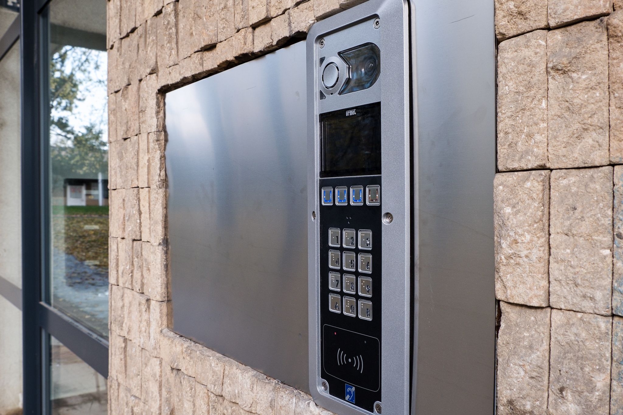 Domovní zvonky s centrální správou pro více vchodů