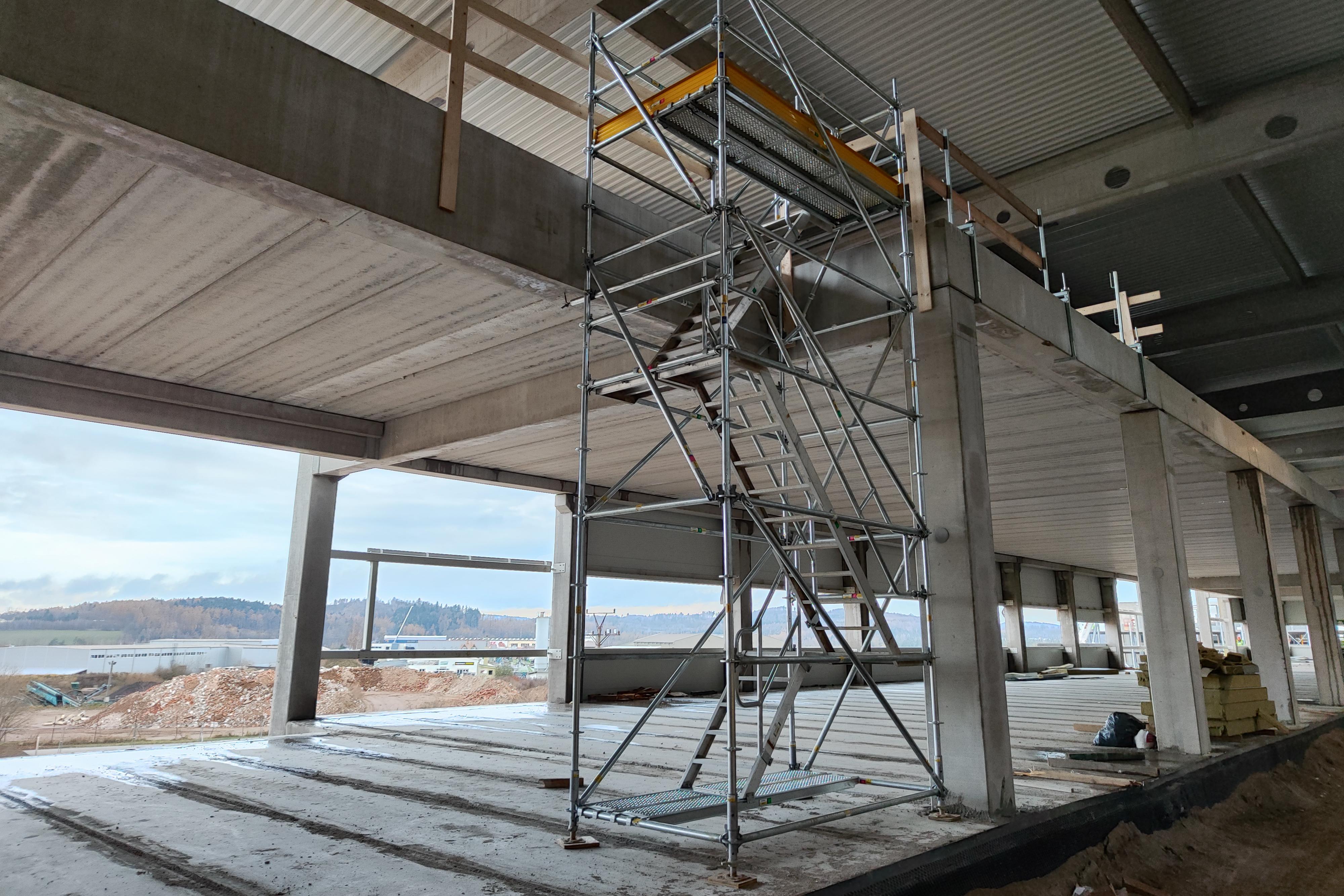 Schodišťové věže, fasádní lešení, ochrana okrajů