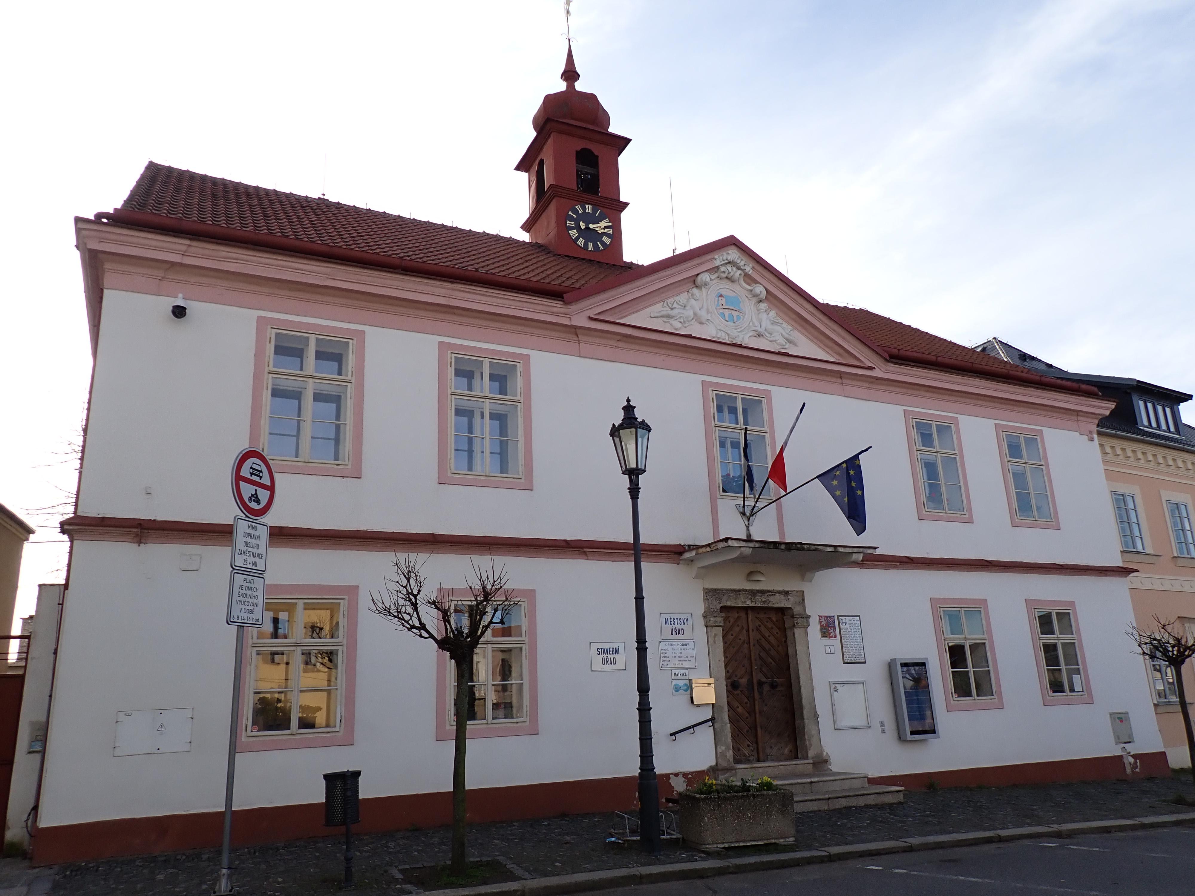 Týnec nad Labem - městský úřad foto 2