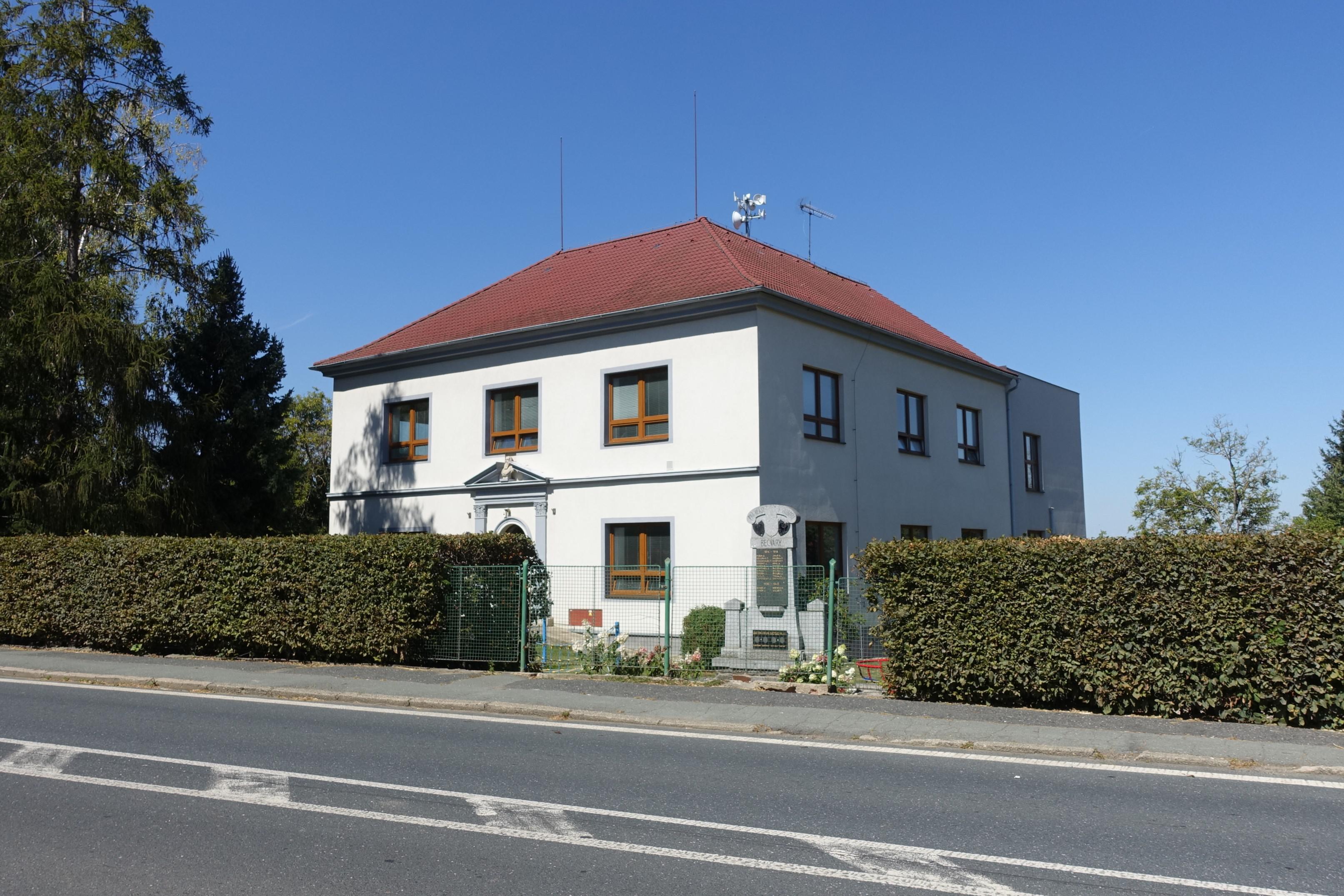 Základní škola a Mateřská škola Bečváry foto 2