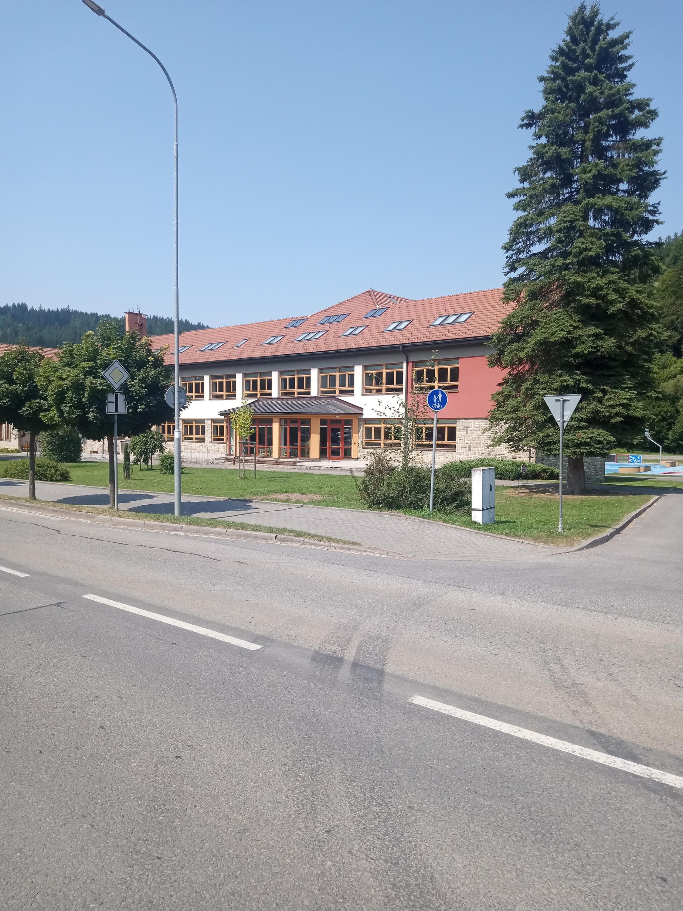 Základní škola Velké Karlovice, okres Vsetín foto 6