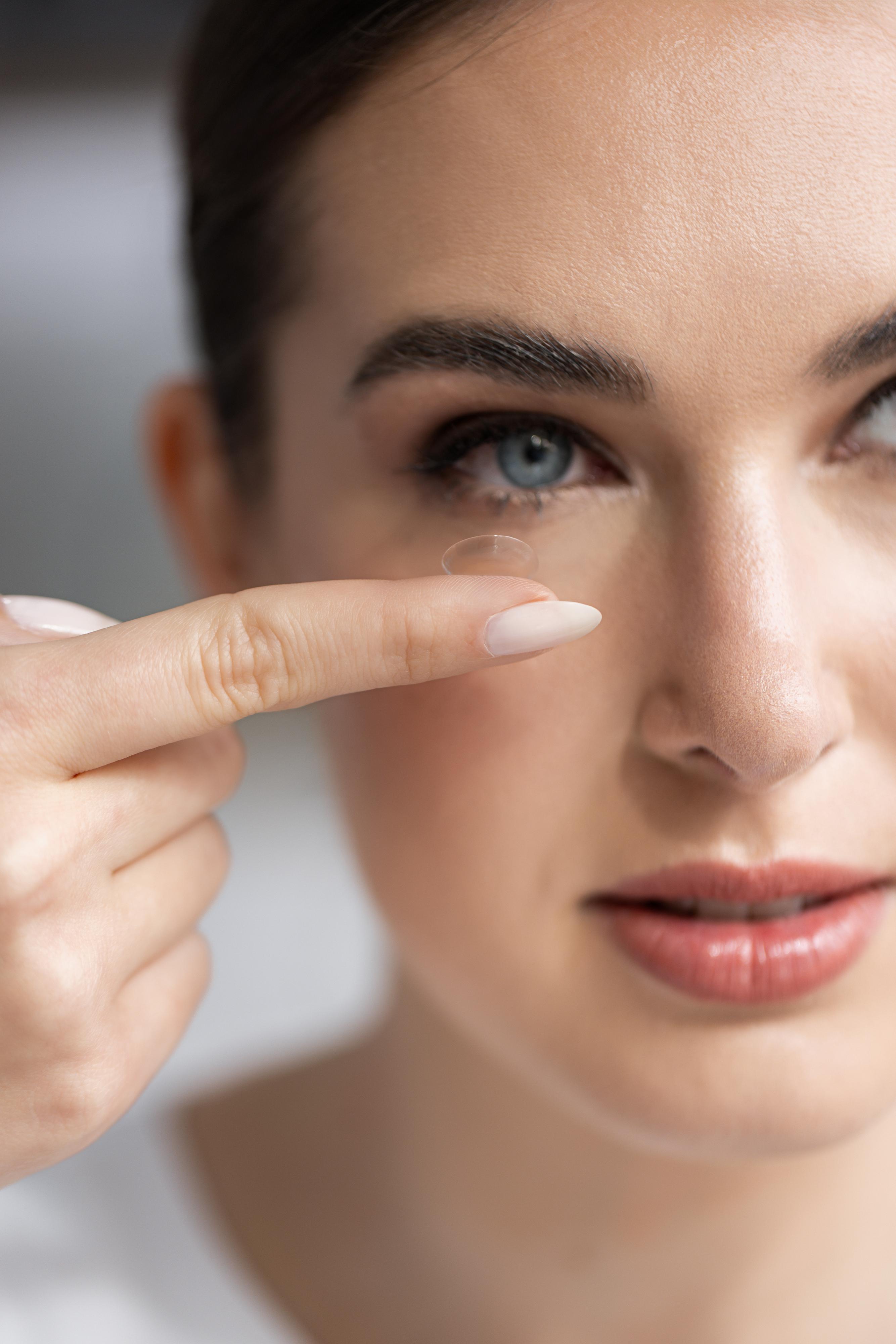 Aplikace kontaktních čoček