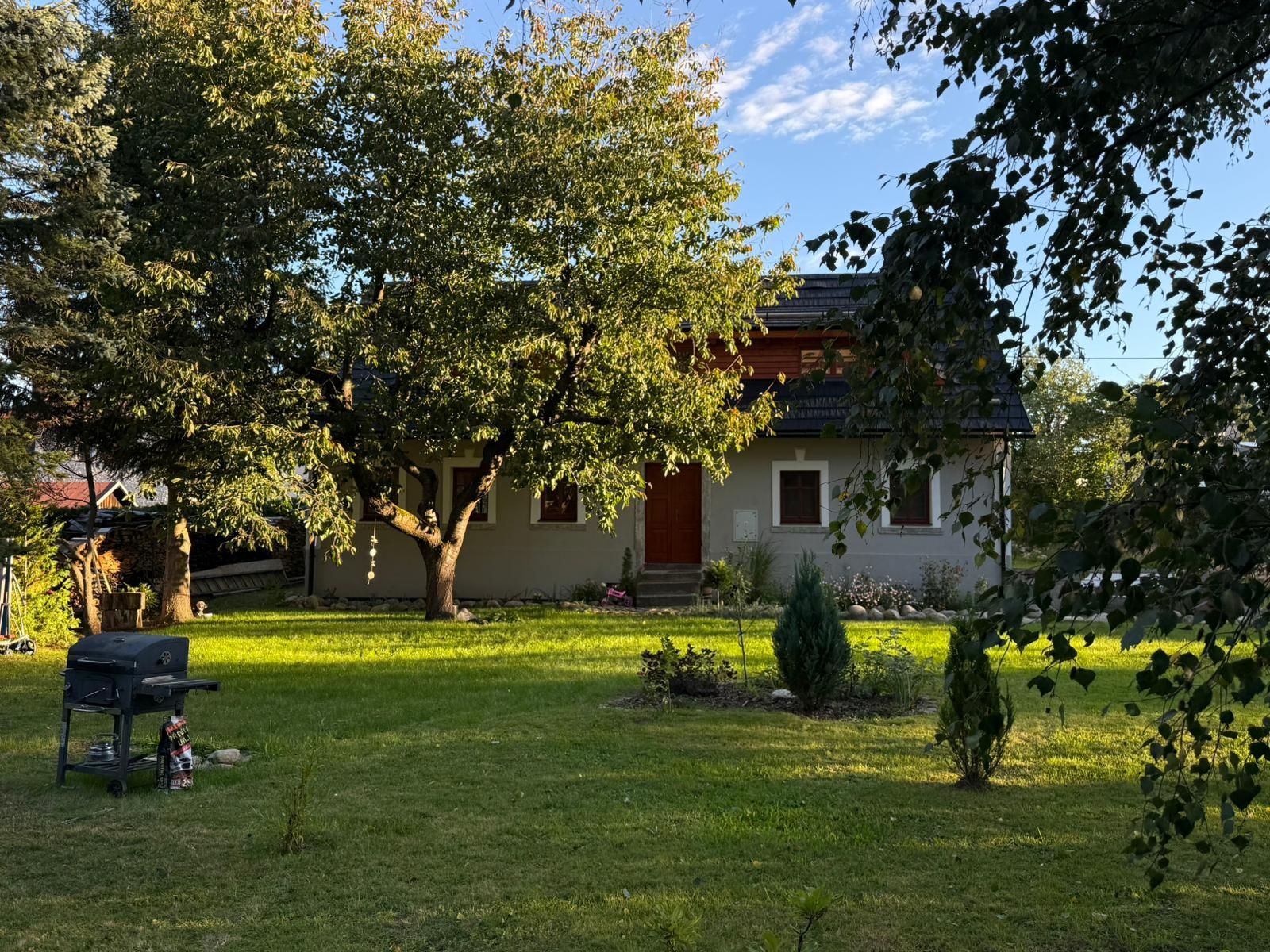 Chalupa mezi stezkami