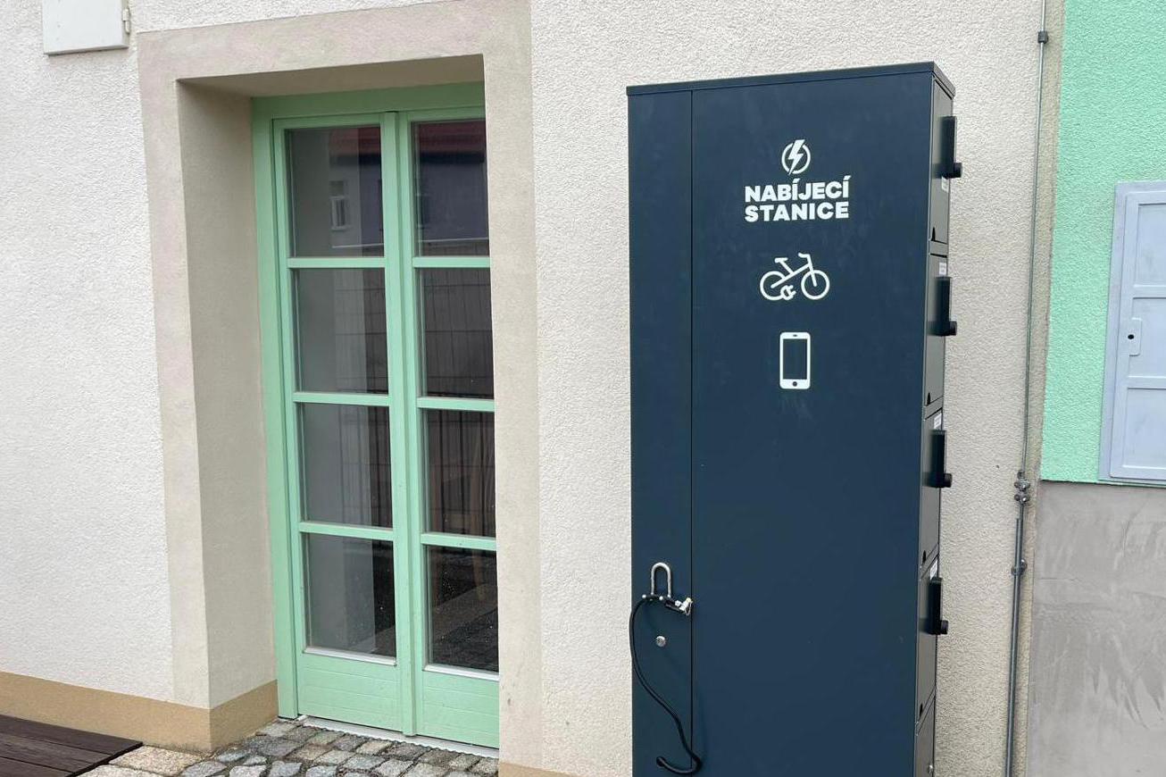 Nabíjecí stanice pro elektrokola a mobilní zařízení