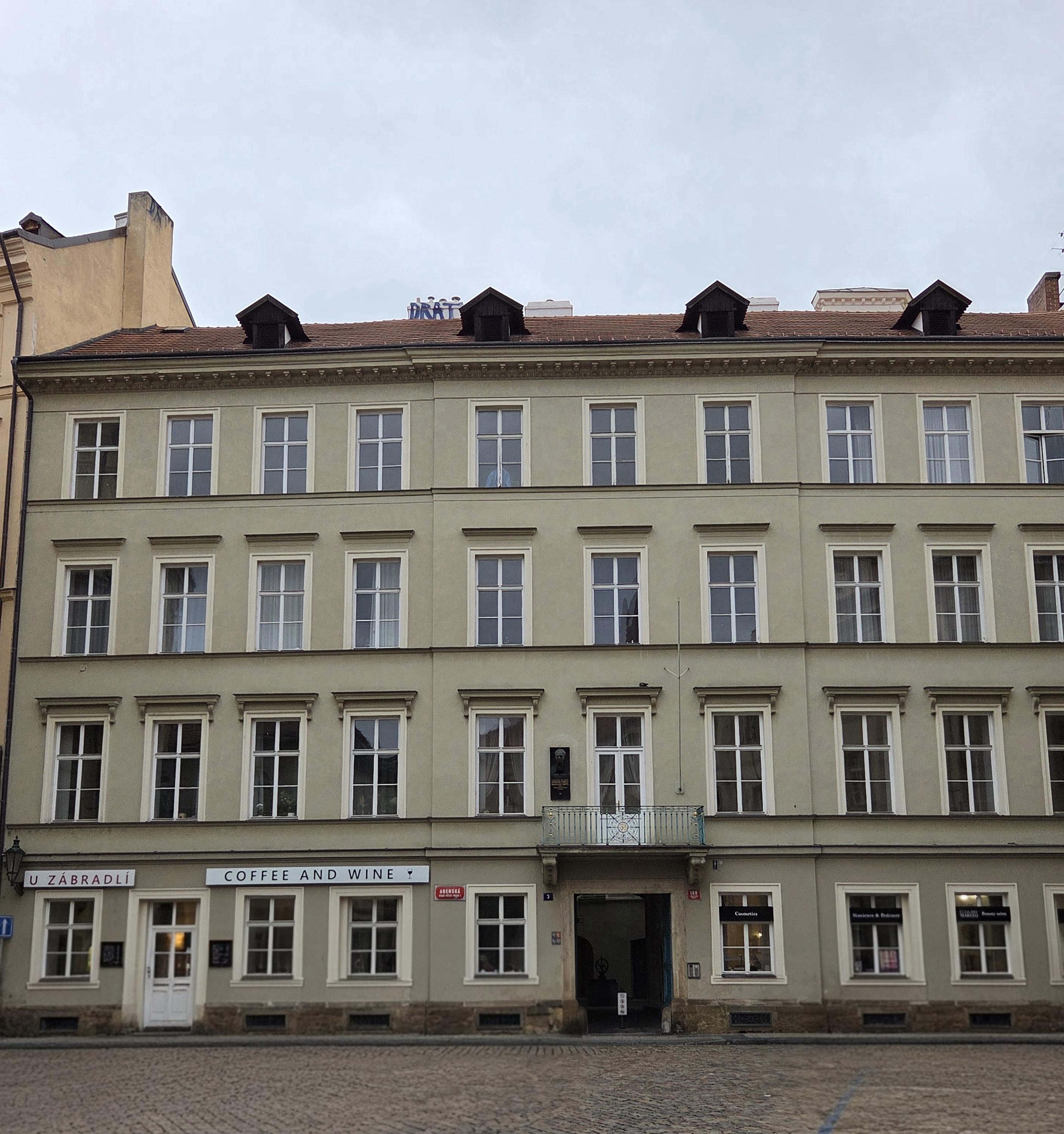 Coffee and wine U zábradlí foto 5