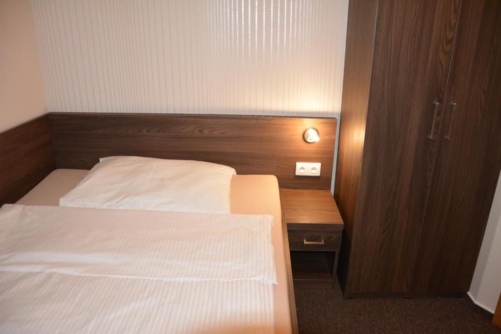 Ubytování v jednolůžkovém pokoji, Hotel Almond