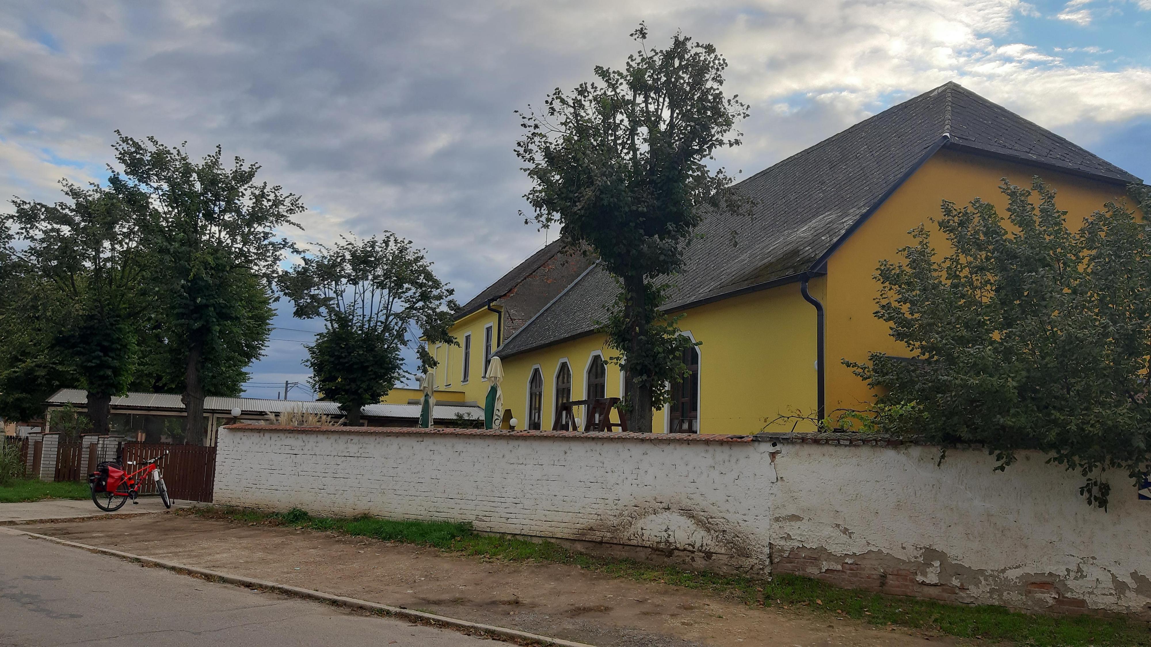 Restaurace a sál Pod lipami foto 2