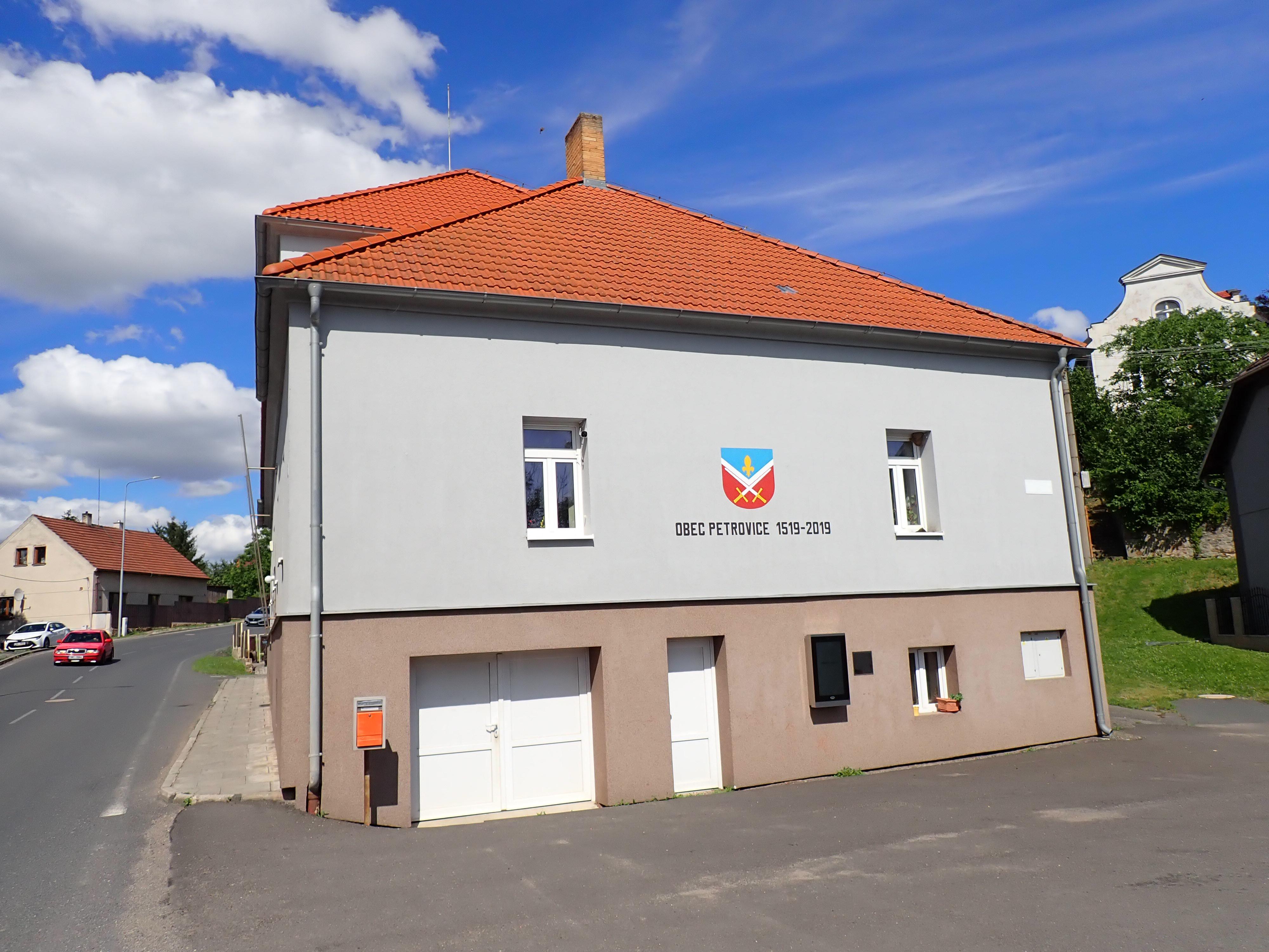 Petrovice - obecní úřad foto 4