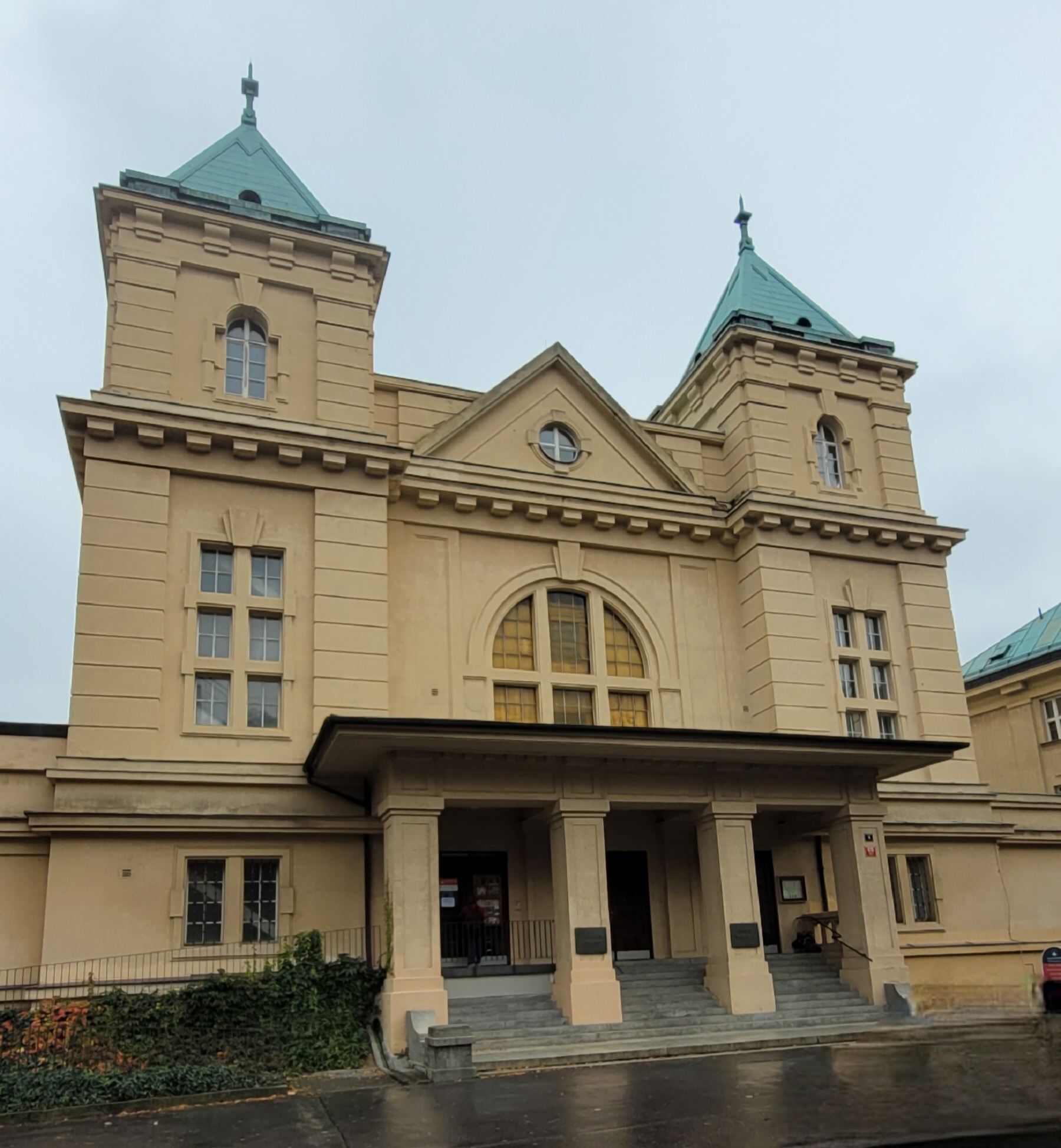 Karmelitánské knihkupectví foto 2