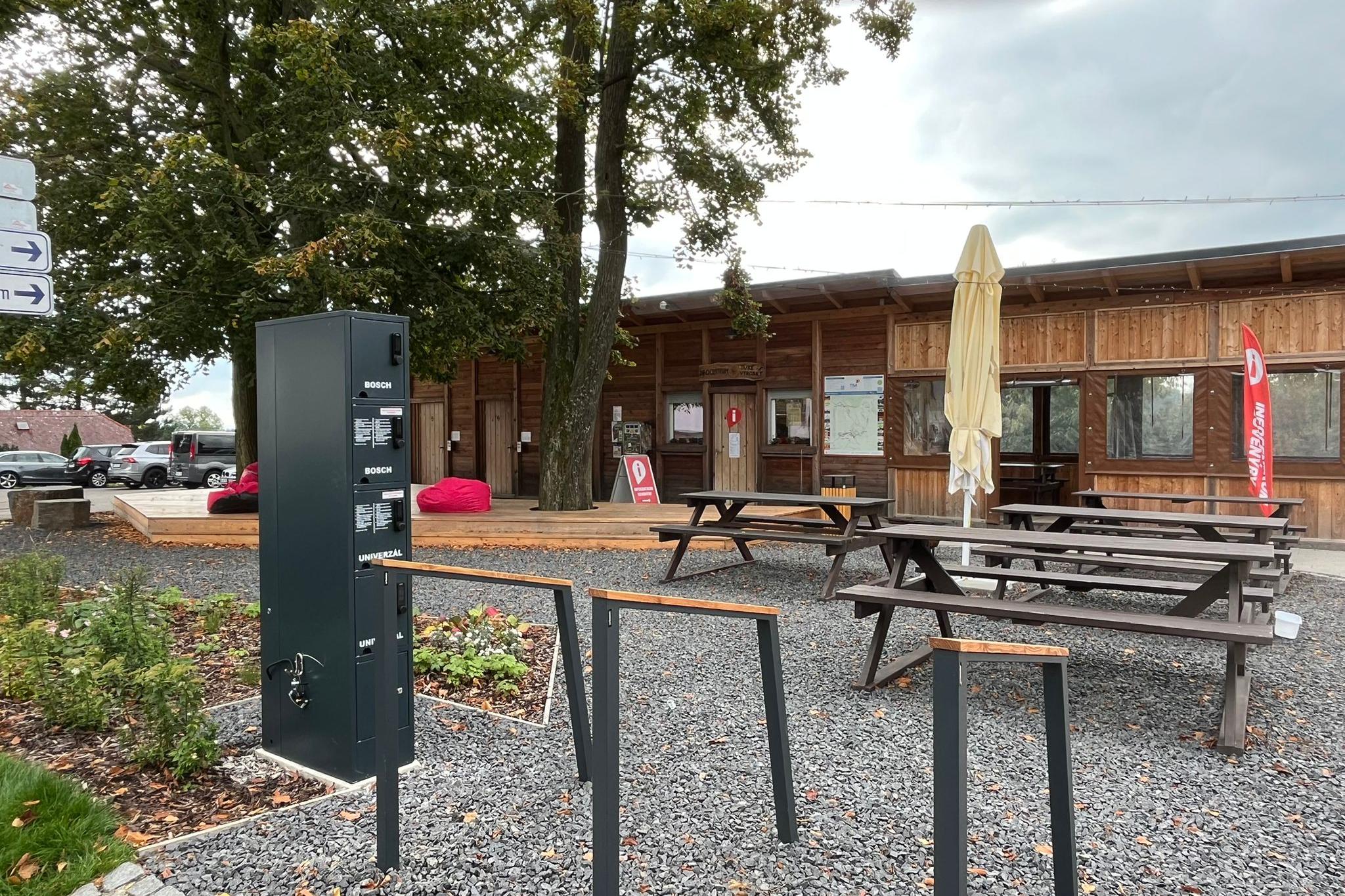 Nabíjecí stanice pro elektrokola a mobilní zařízení