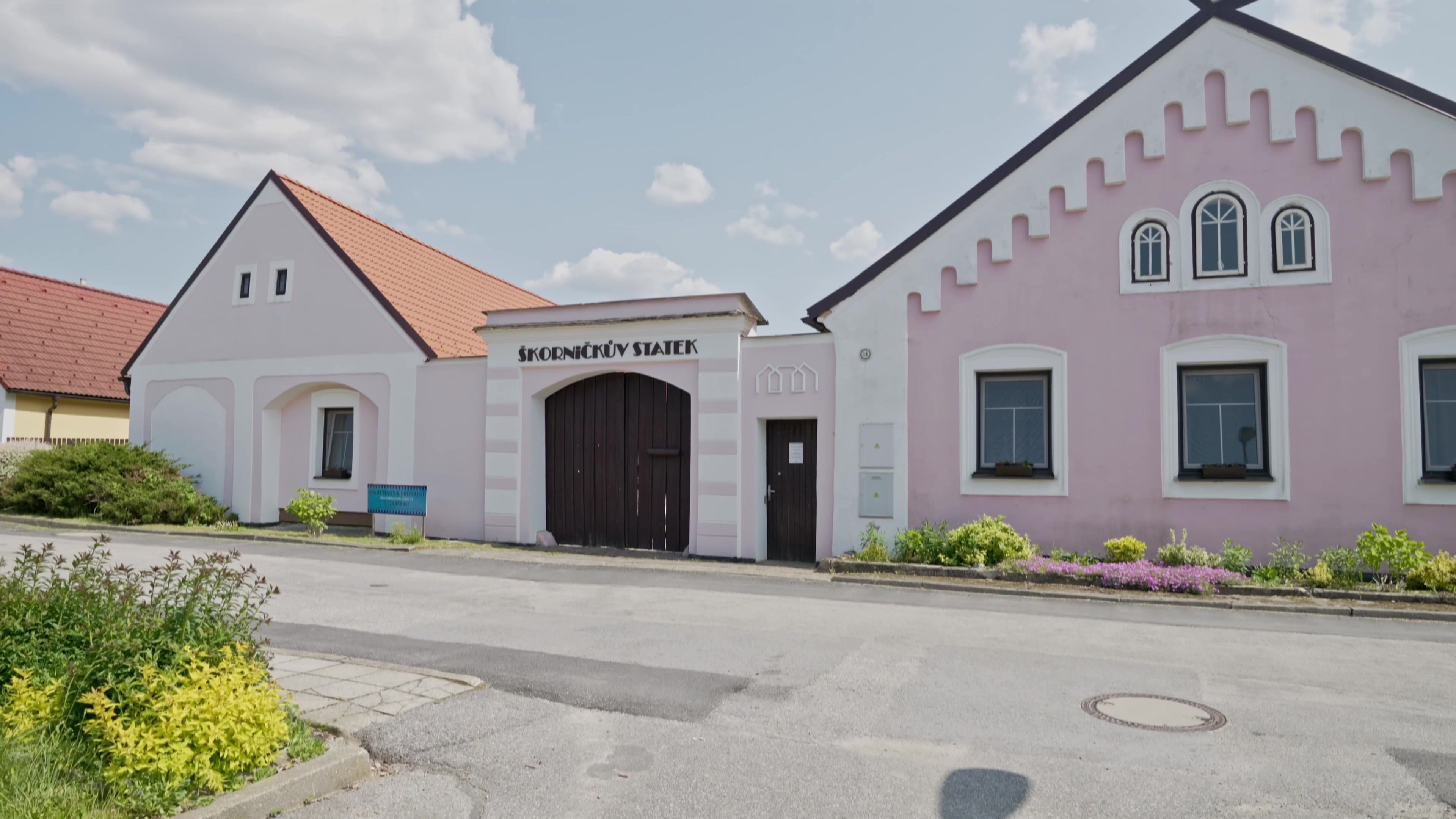 Apartmány Škorničkův statek a Tátova chalupa s wellness foto 2 (náhled videa)