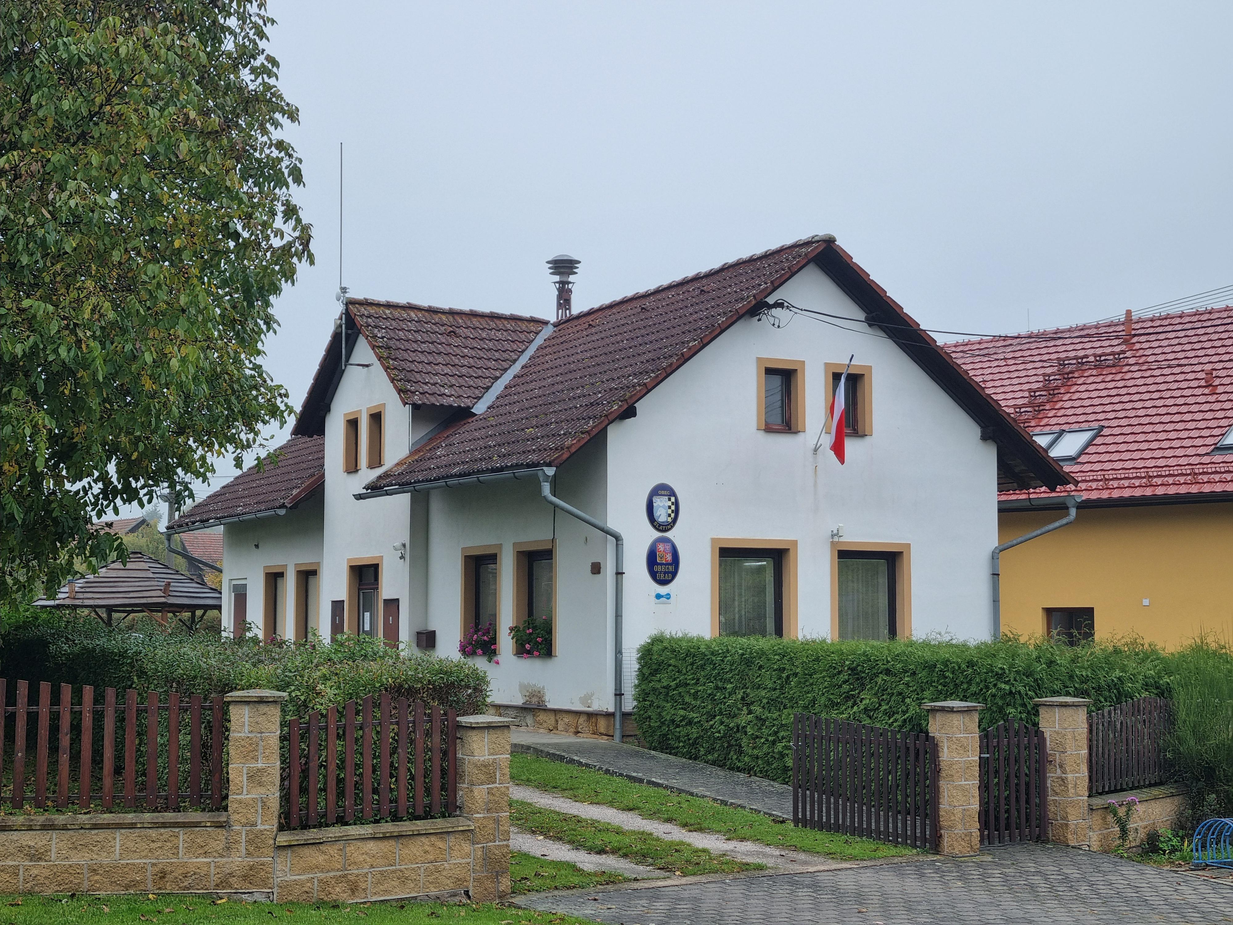 Slatiny - obecní úřad foto 2