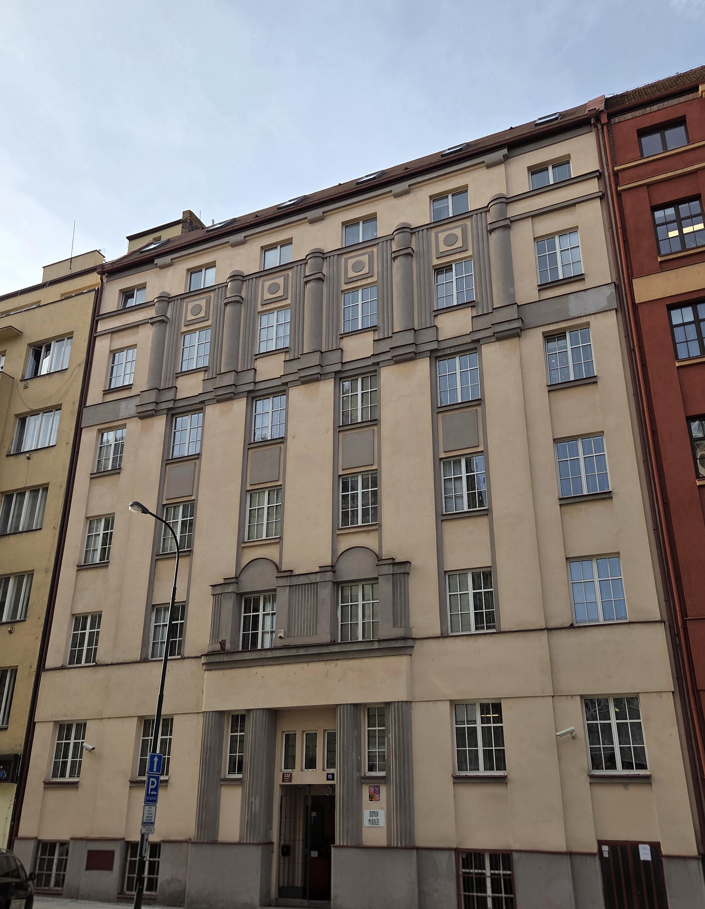 Domov mládeže a školní jídelna, Praha 9, Lovosická 42 foto 2