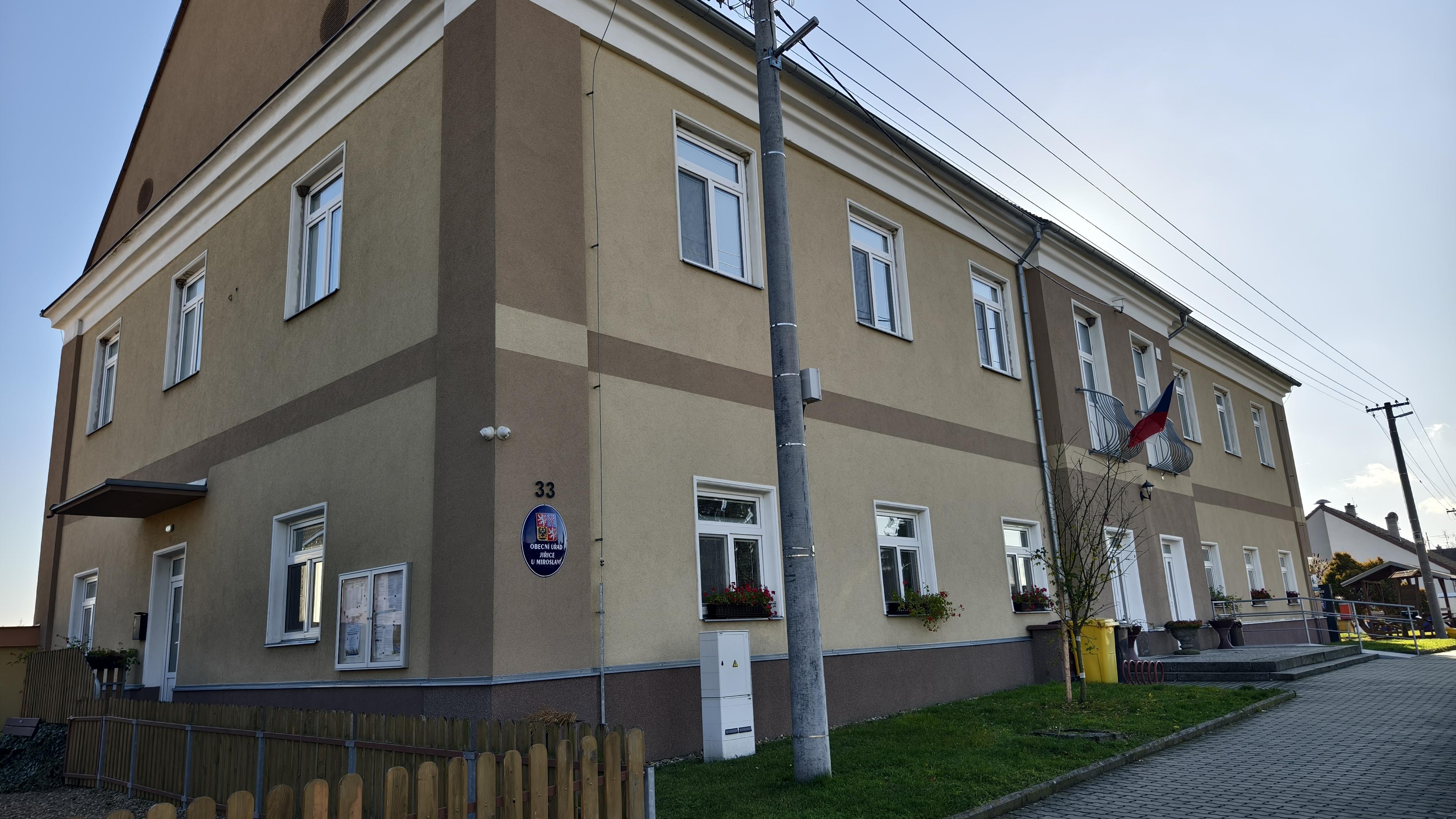 Jiřice u Miroslavi - obecní úřad foto 1
