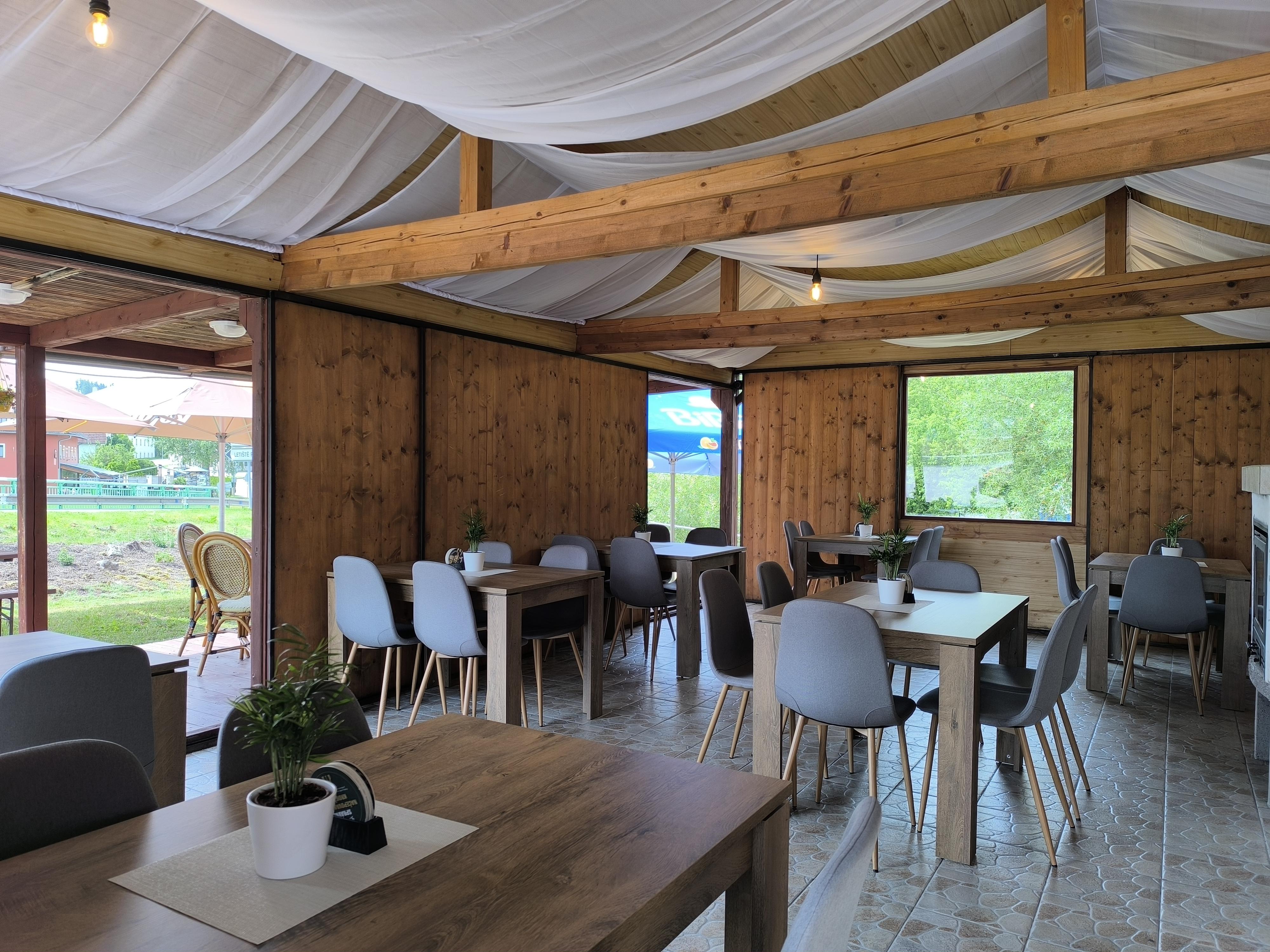 Zahradní restaurace NAROZI Lipno foto 3