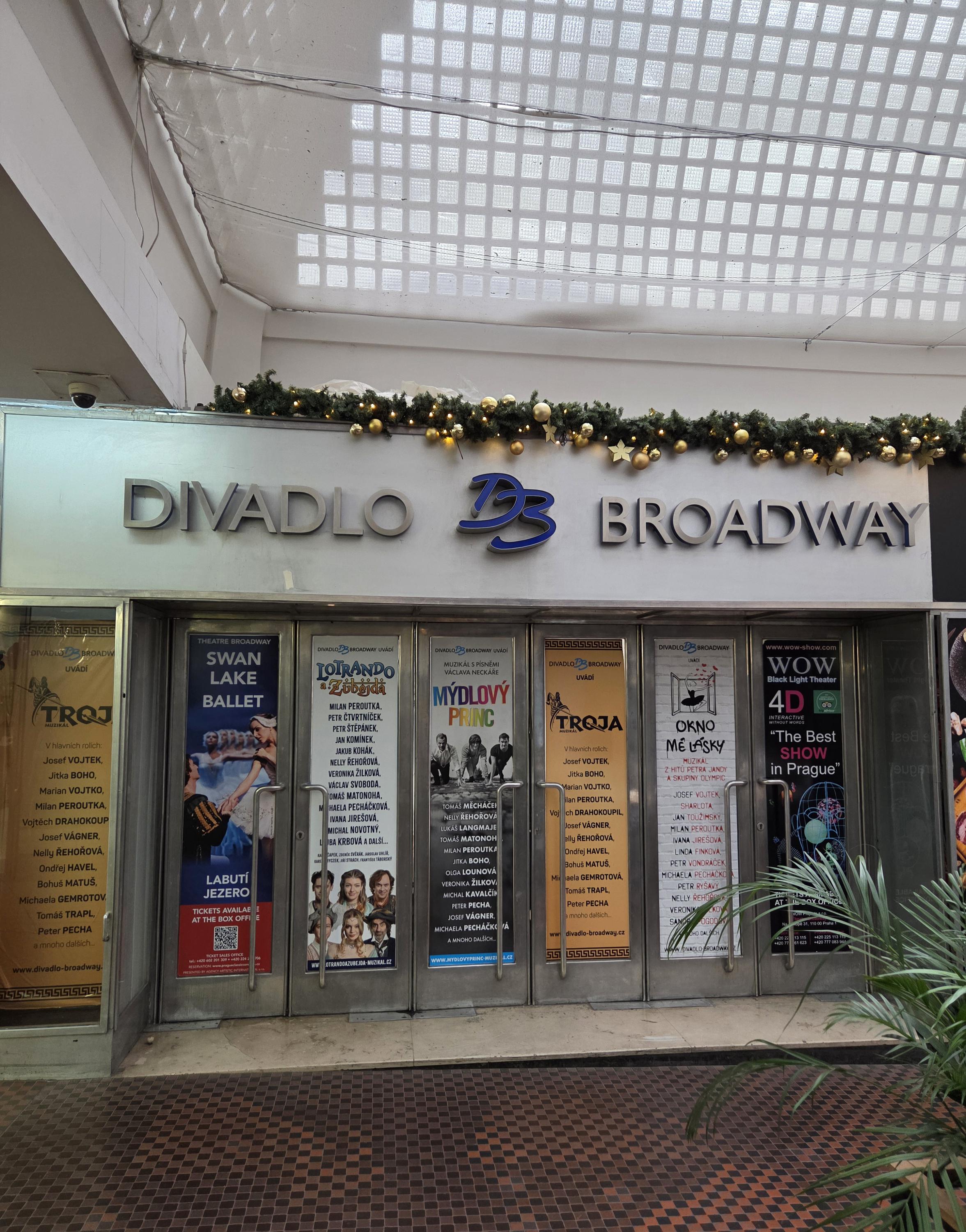 WOW SHOW - Black light theatre foto 2