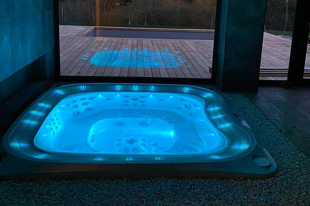 Vířivka VEGA s přelivem pro 6 osob