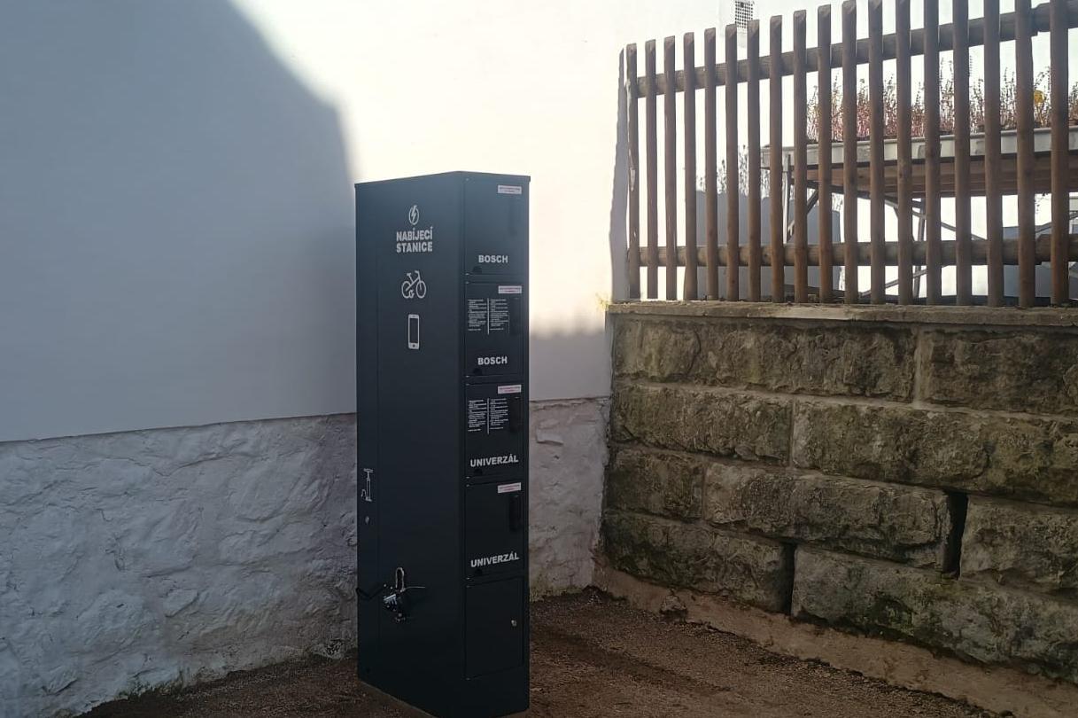 Nabíjecí stanice pro elektrokola a mobilní zařízení