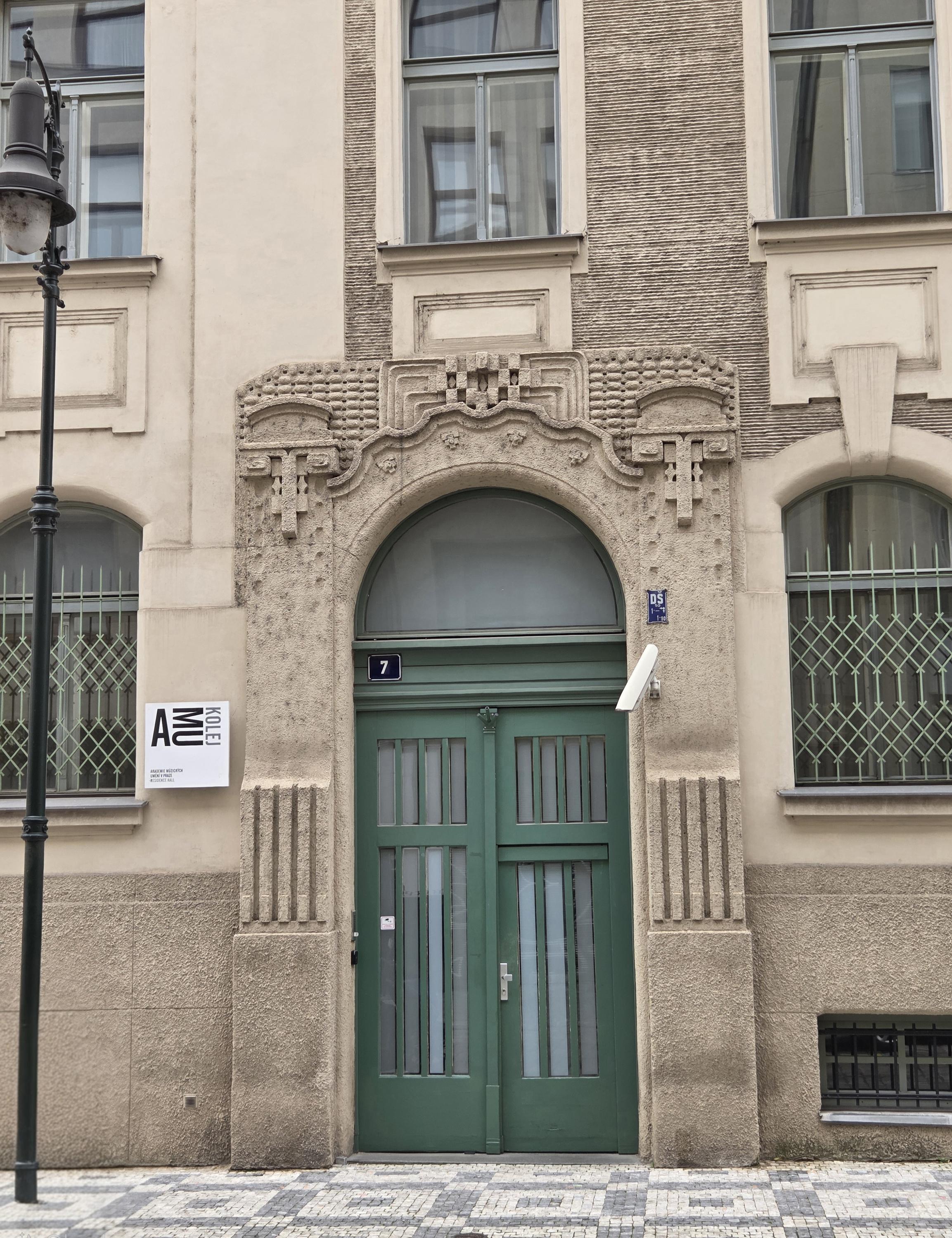 Kolej a učební středisko Akademie múzických umění v Praze foto 2