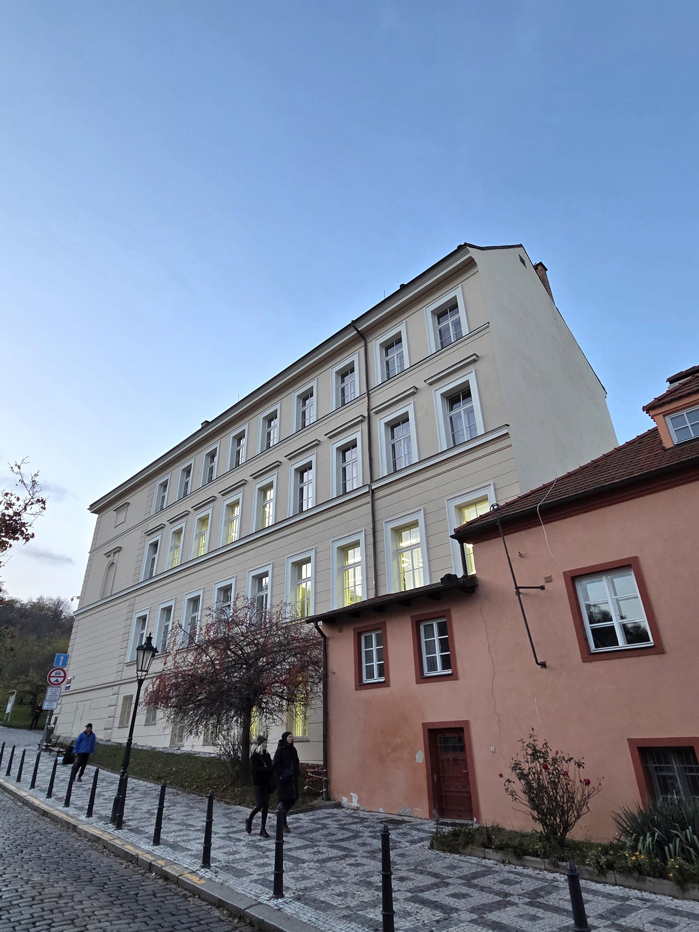 Střední průmyslová škola grafická, Praha 1, Hellichova 22 foto 5