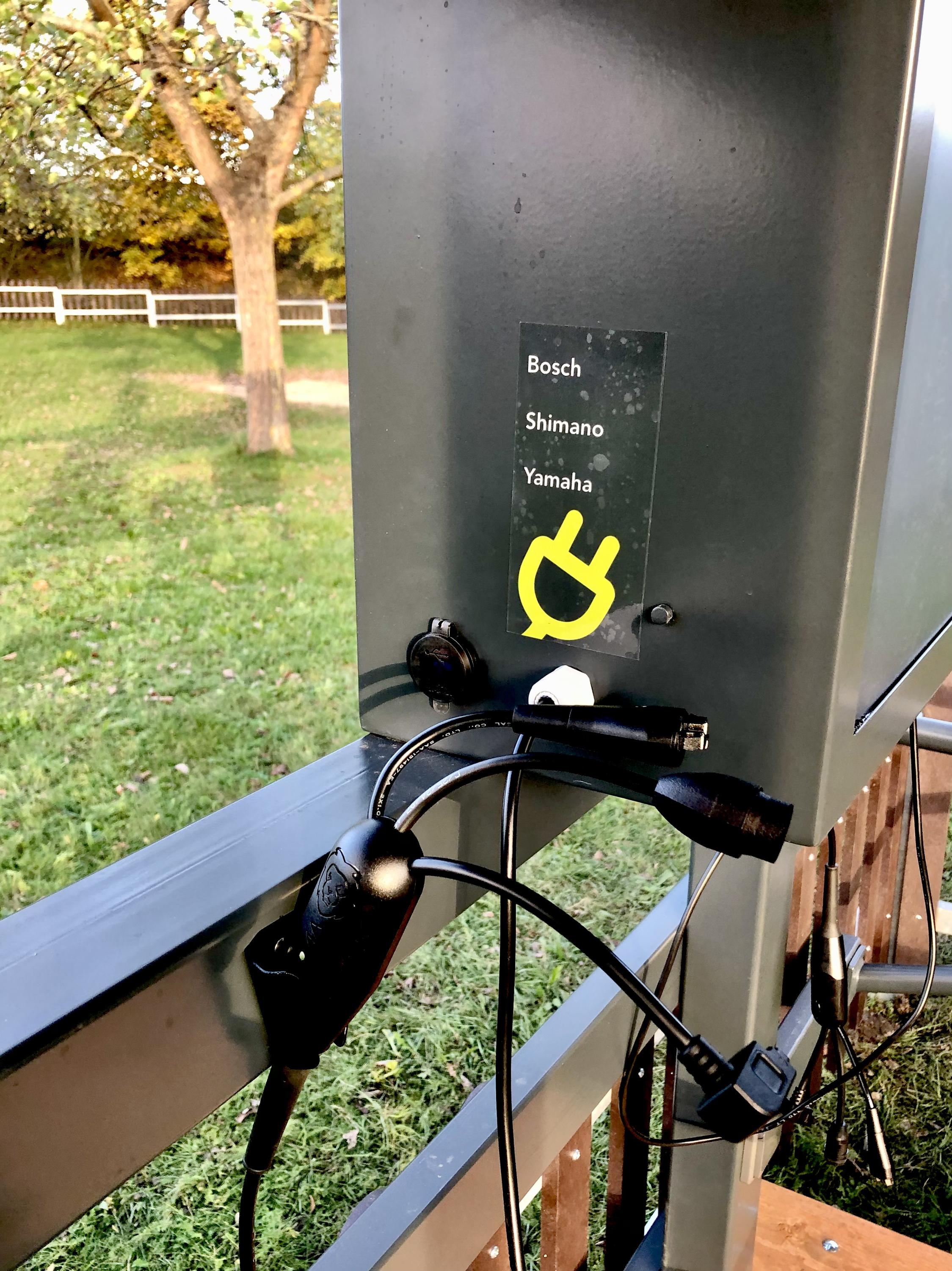 Dobíjecí stanice pro elektrokola Na Mlejnku foto 3