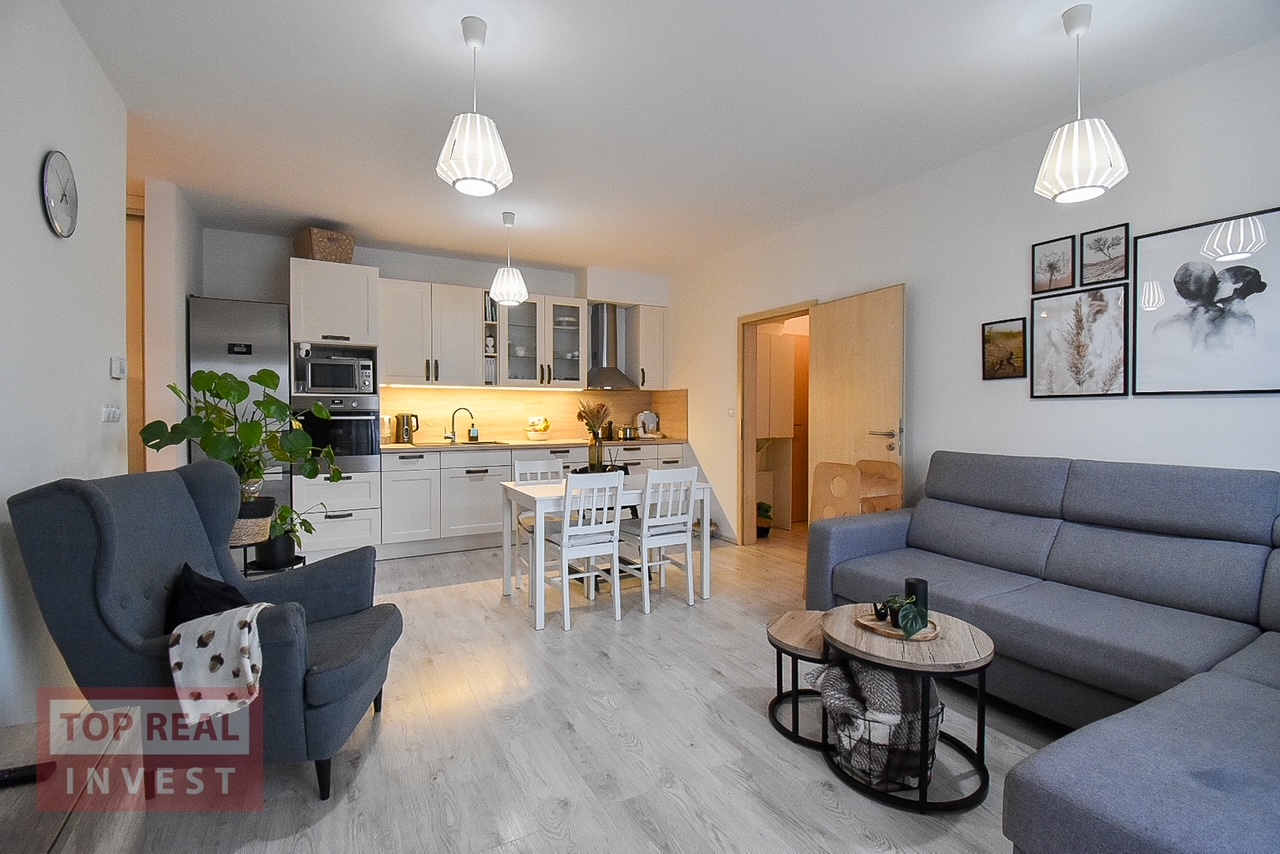 Moderní byt 2+kk s terasou a parkováním – Královo