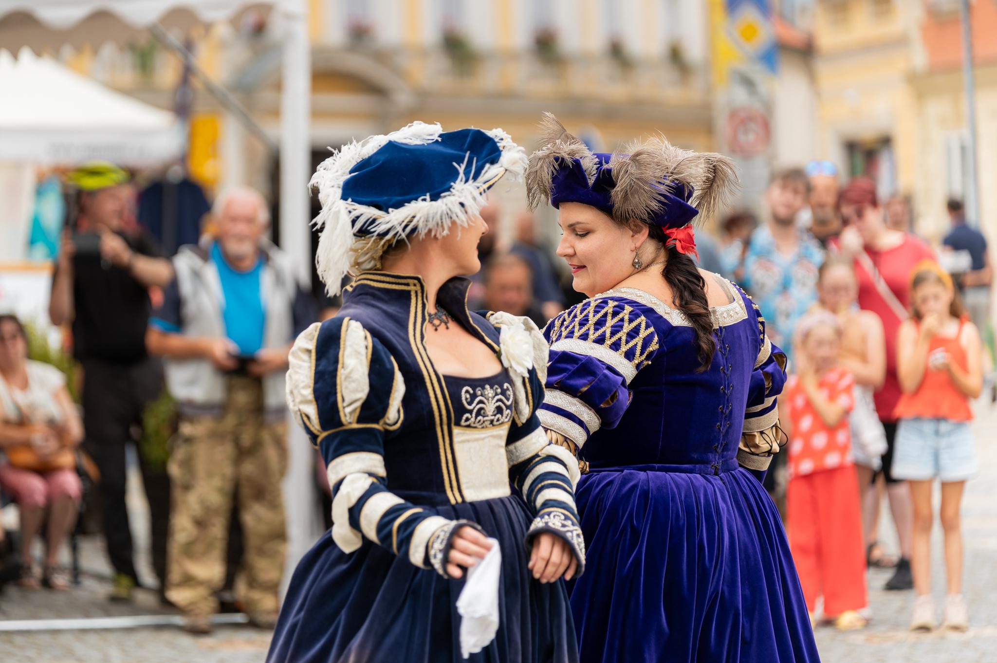 Růže z Hradce - skupina historických tanců