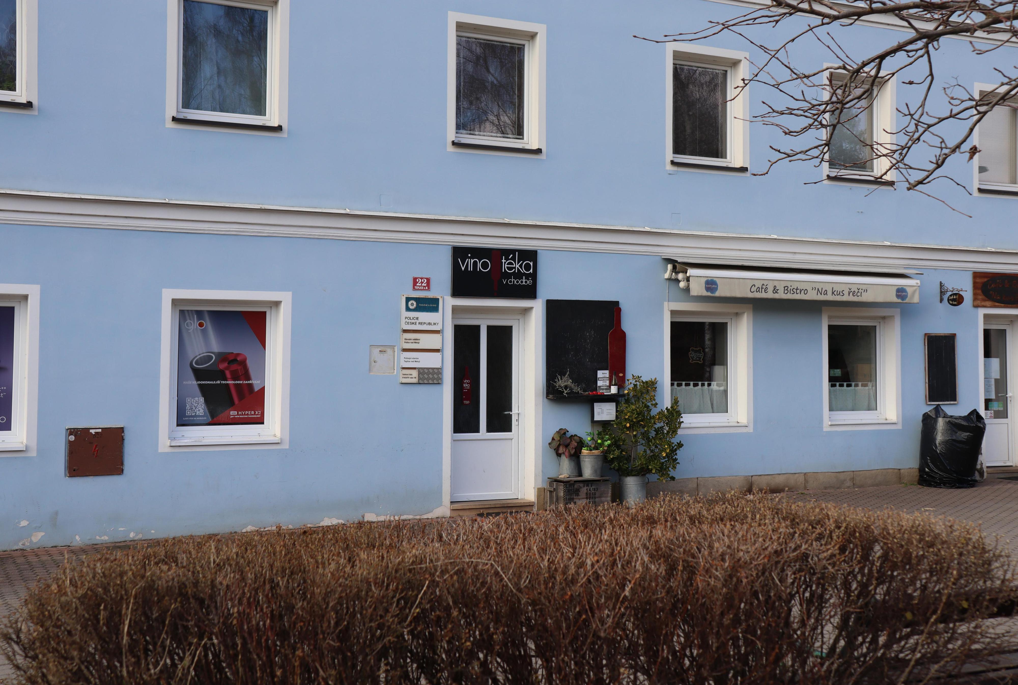 Vinotéka v chodbě foto 4